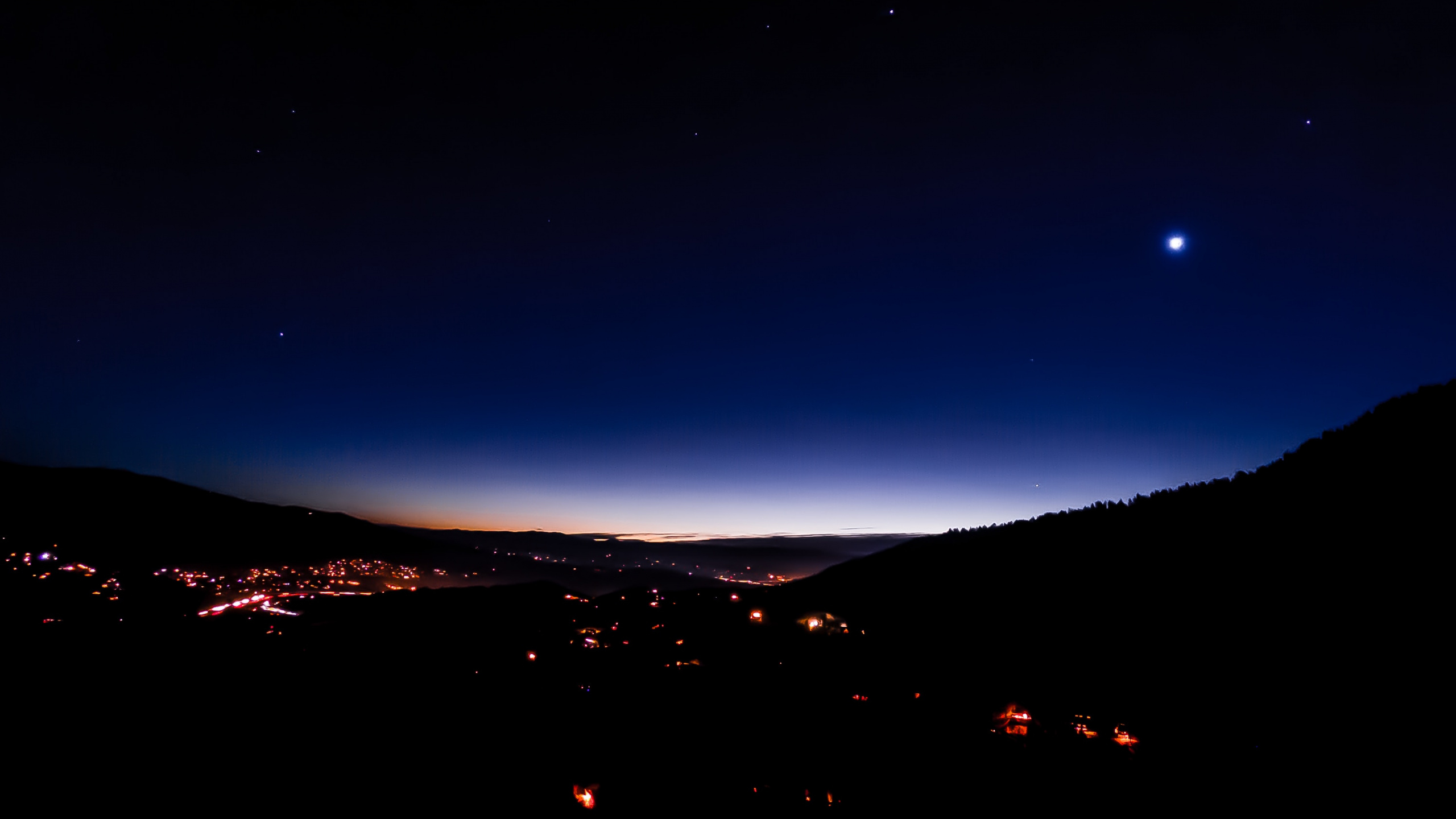Silhouette Des Berges Unter Blauem Himmel Während Der Nachtzeit. Wallpaper in 2560x1440 Resolution