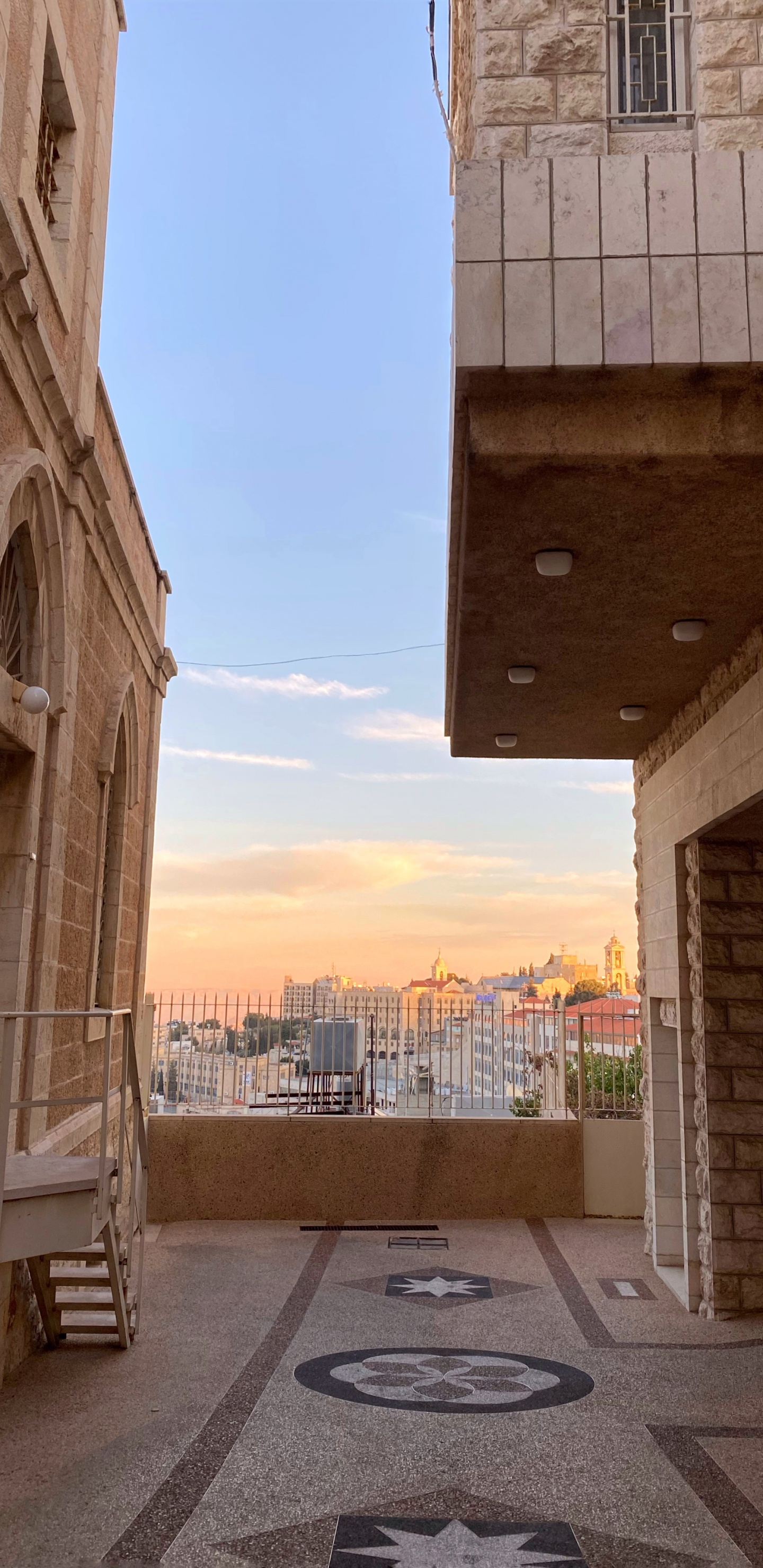 Faade, Arquitectura, Hormigón, Arco, Adoquines. Wallpaper in 1440x2960 Resolution