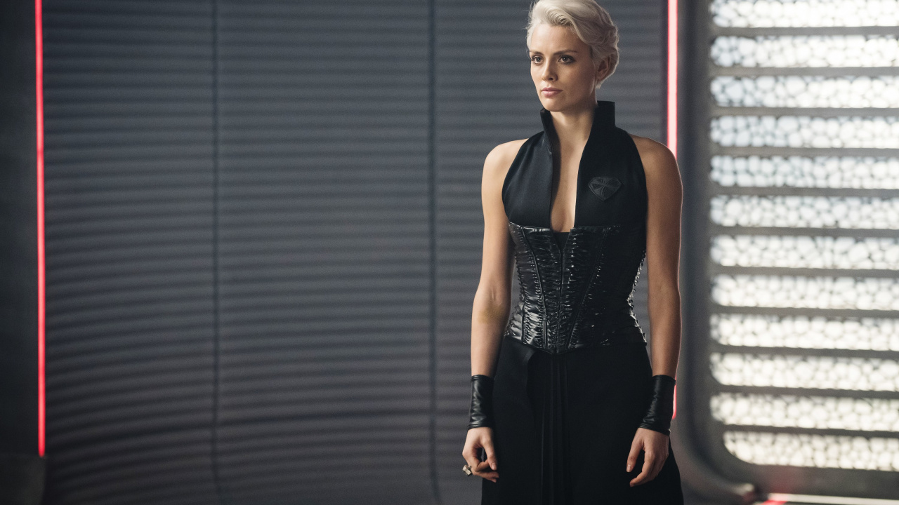 Femme en Robe Noire Sans Manches Debout Sur Tapis Rouge. Wallpaper in 1280x720 Resolution