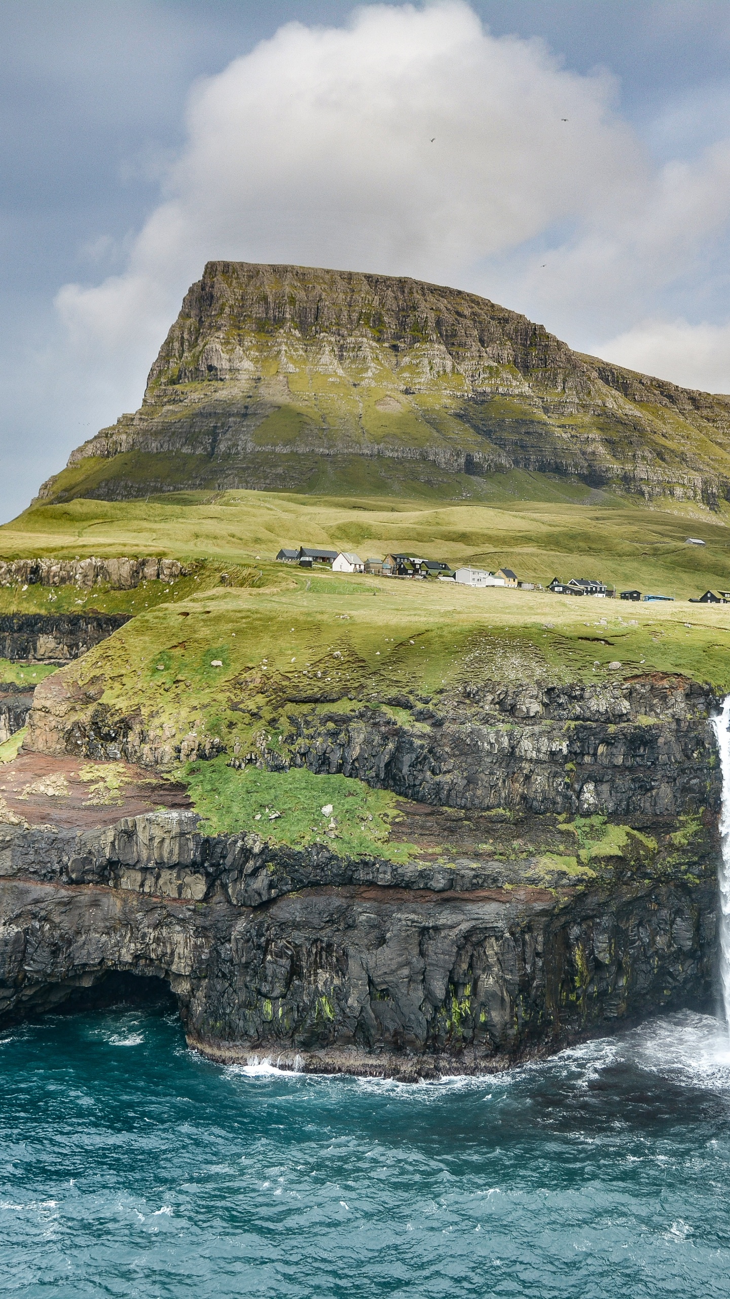 Cascada Mlafossur, Cascada, Islandia, Naturaleza, Acantilado. Wallpaper in 1440x2560 Resolution