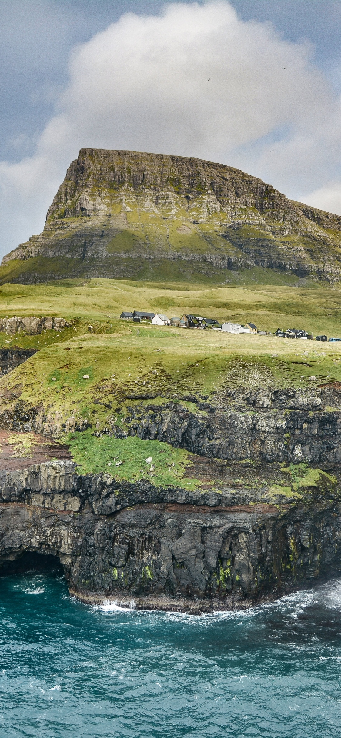 Cascade de Mlafossur, Cascade, Islande, Nature, Falaise. Wallpaper in 1125x2436 Resolution