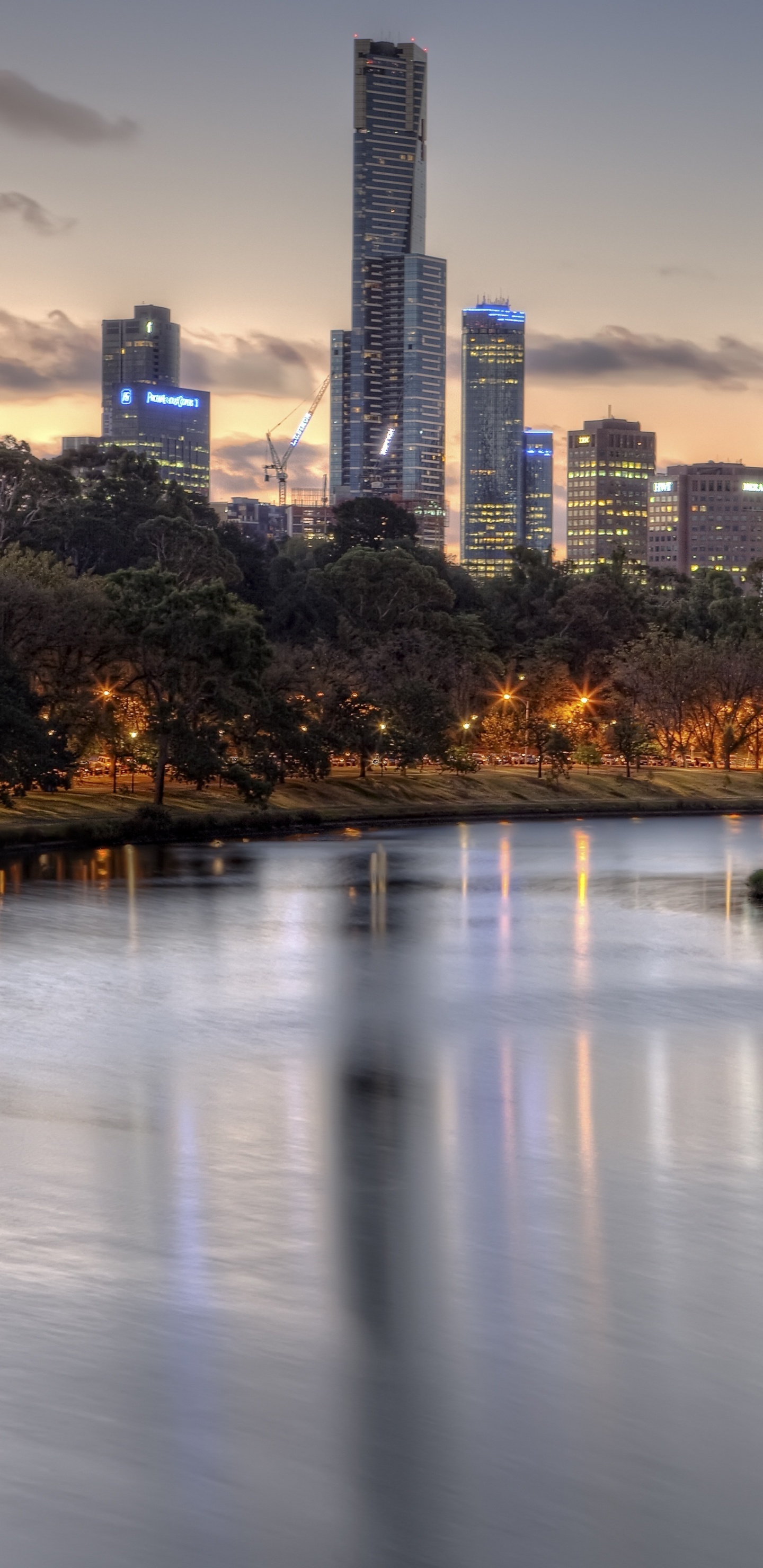 Plan D'eau Près Des Arbres et Des Bâtiments Pendant la Journée. Wallpaper in 1440x2960 Resolution
