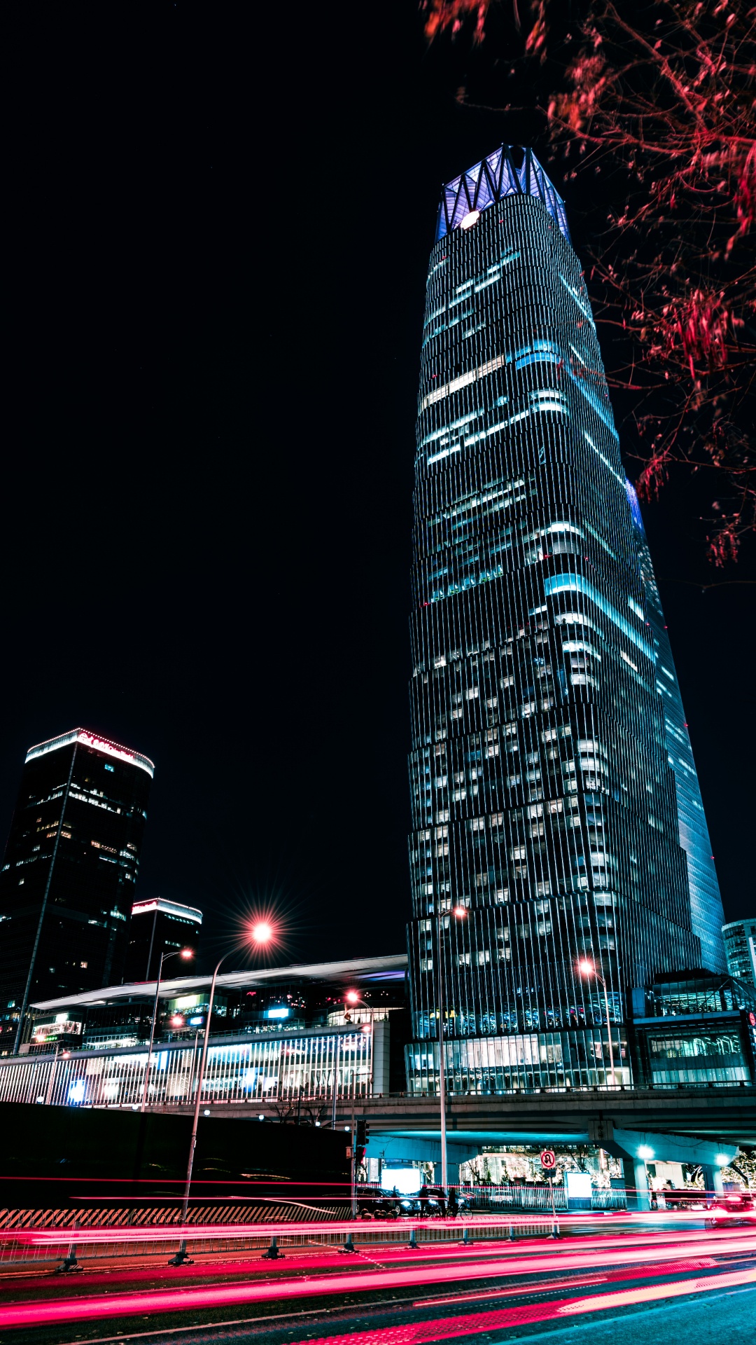 Blaues Und Schwarzes Hochhaus Während Der Nacht. Wallpaper in 1080x1920 Resolution