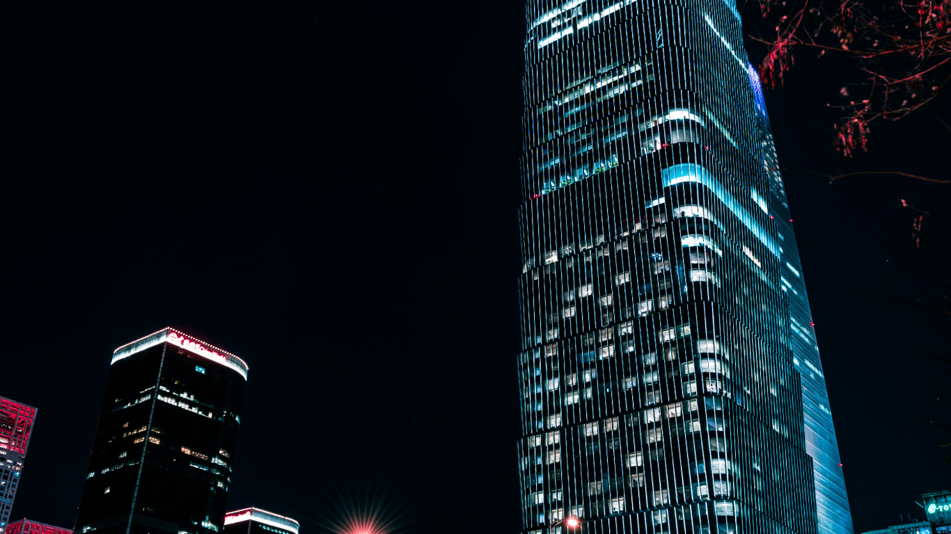 Edificio de Gran Altura Azul y Negro Durante la Noche. Wallpaper in 1366x768 Resolution