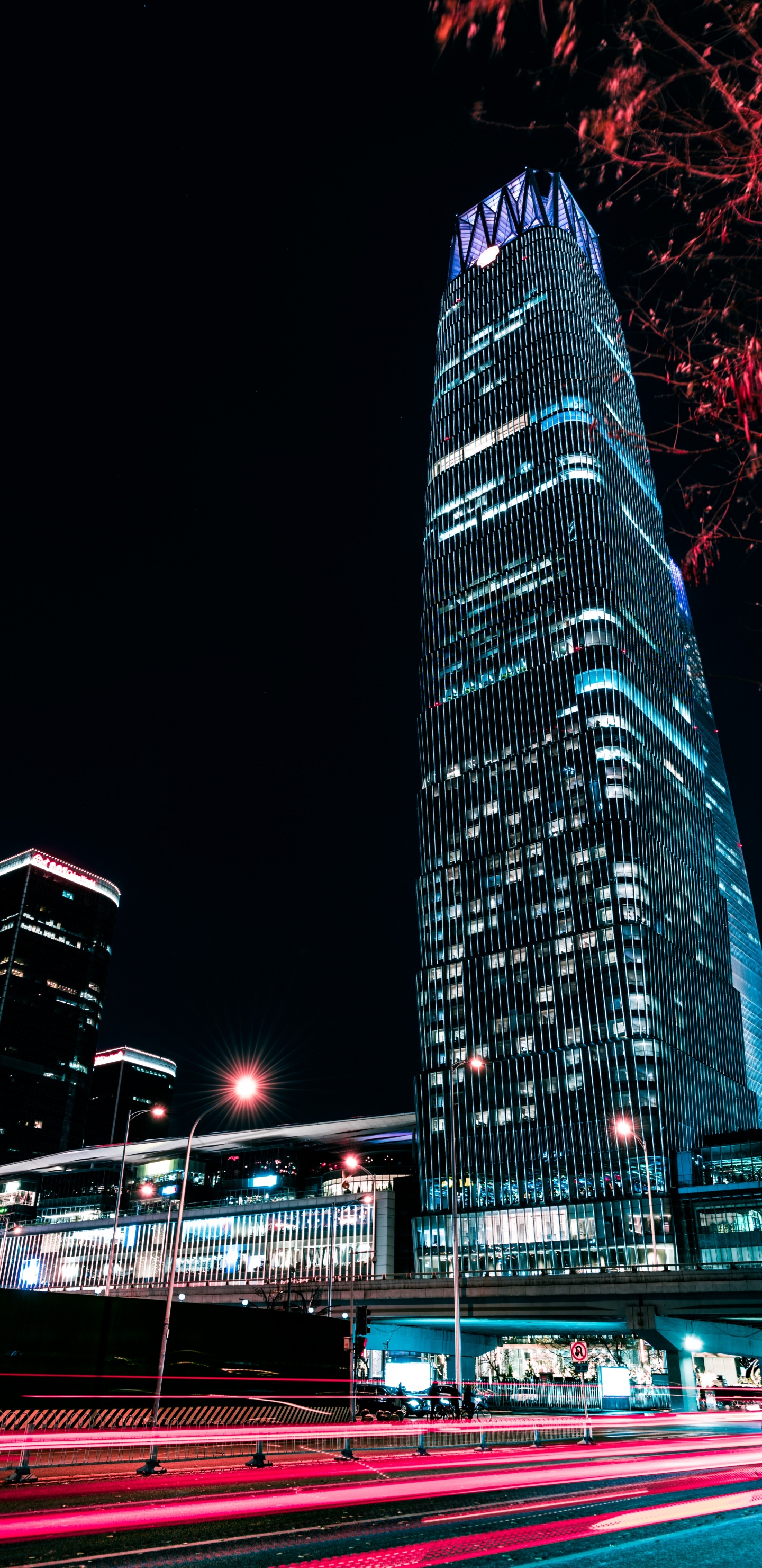 Edificio de Gran Altura Azul y Negro Durante la Noche. Wallpaper in 1440x2960 Resolution