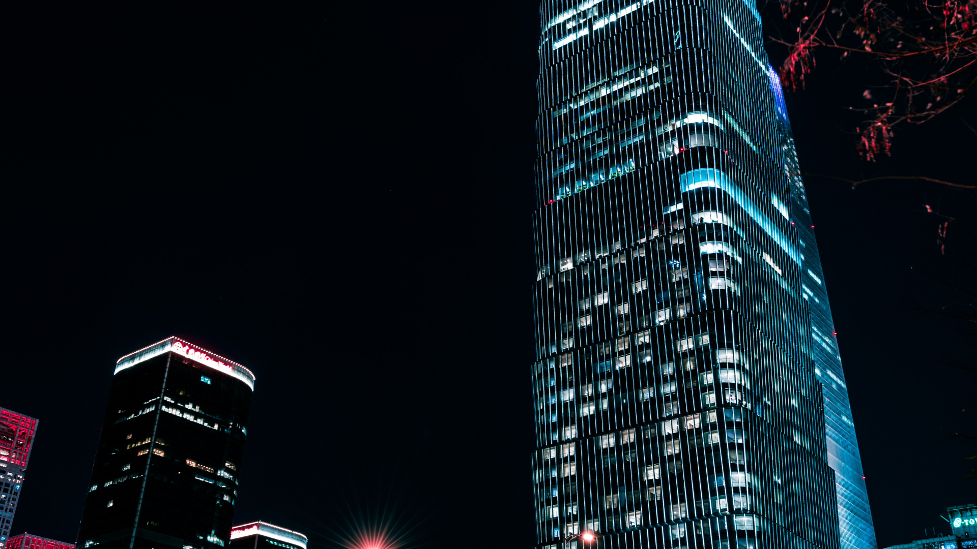 Edificio de Gran Altura Azul y Negro Durante la Noche. Wallpaper in 1920x1080 Resolution