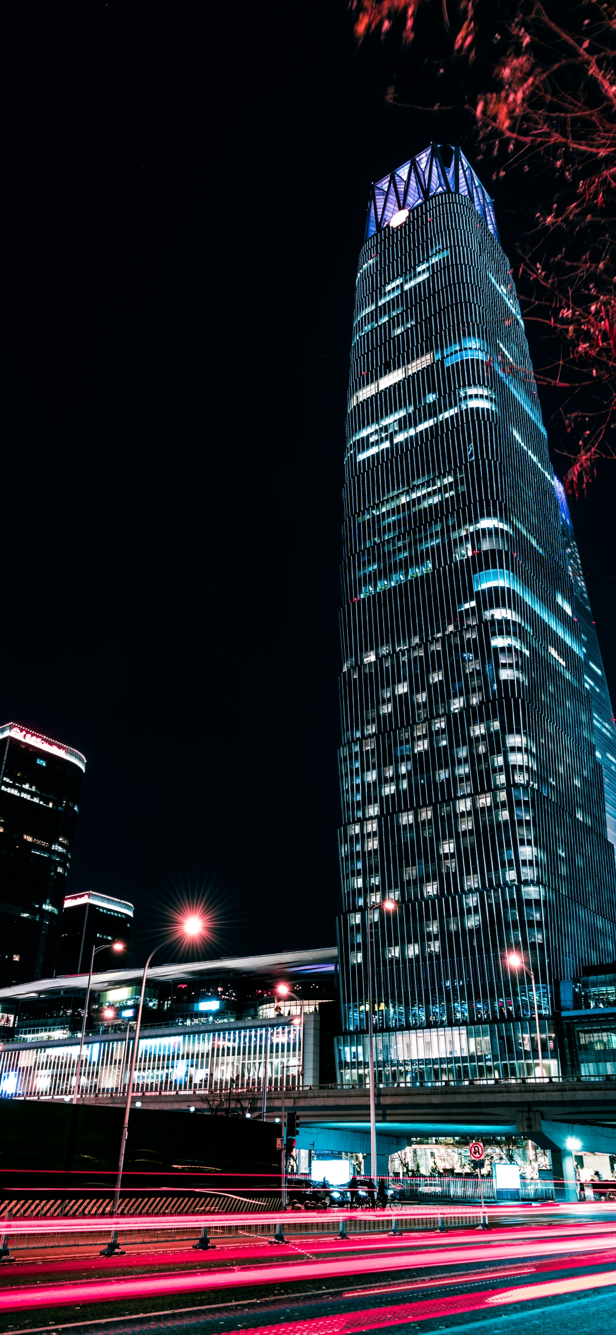 Immeuble de Grande Hauteur Bleu et Noir Pendant la Nuit. Wallpaper in 1242x2688 Resolution