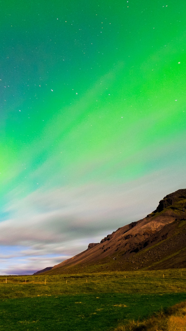 Grüner Und Brauner Berg Unter Grünem Himmel. Wallpaper in 720x1280 Resolution