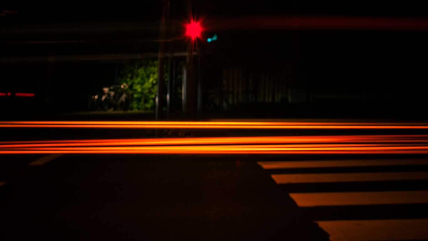 Feu Rouge Sur la Route Pendant la Nuit. Wallpaper in 1366x768 Resolution