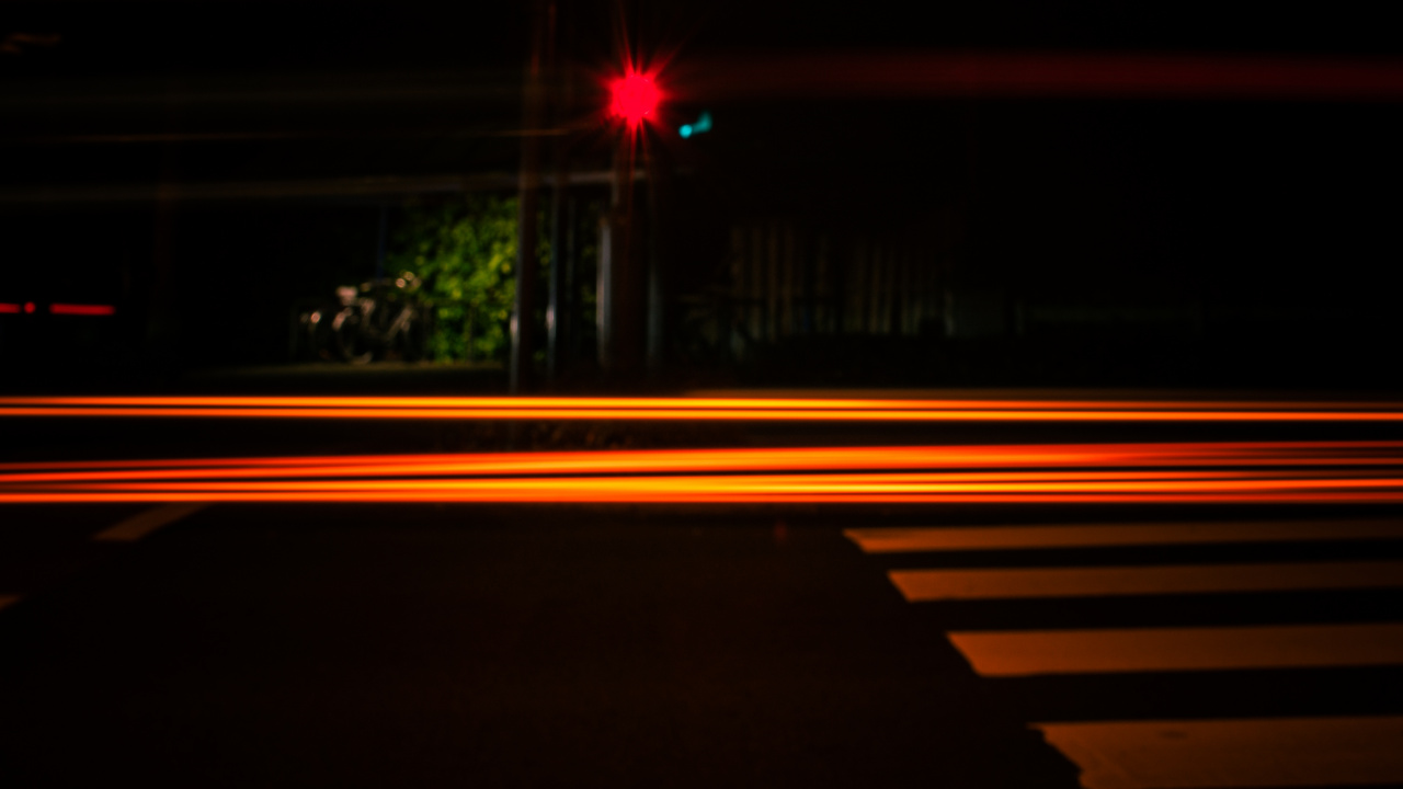 Rotes Licht Auf Der Straße Während Der Nacht. Wallpaper in 1280x720 Resolution