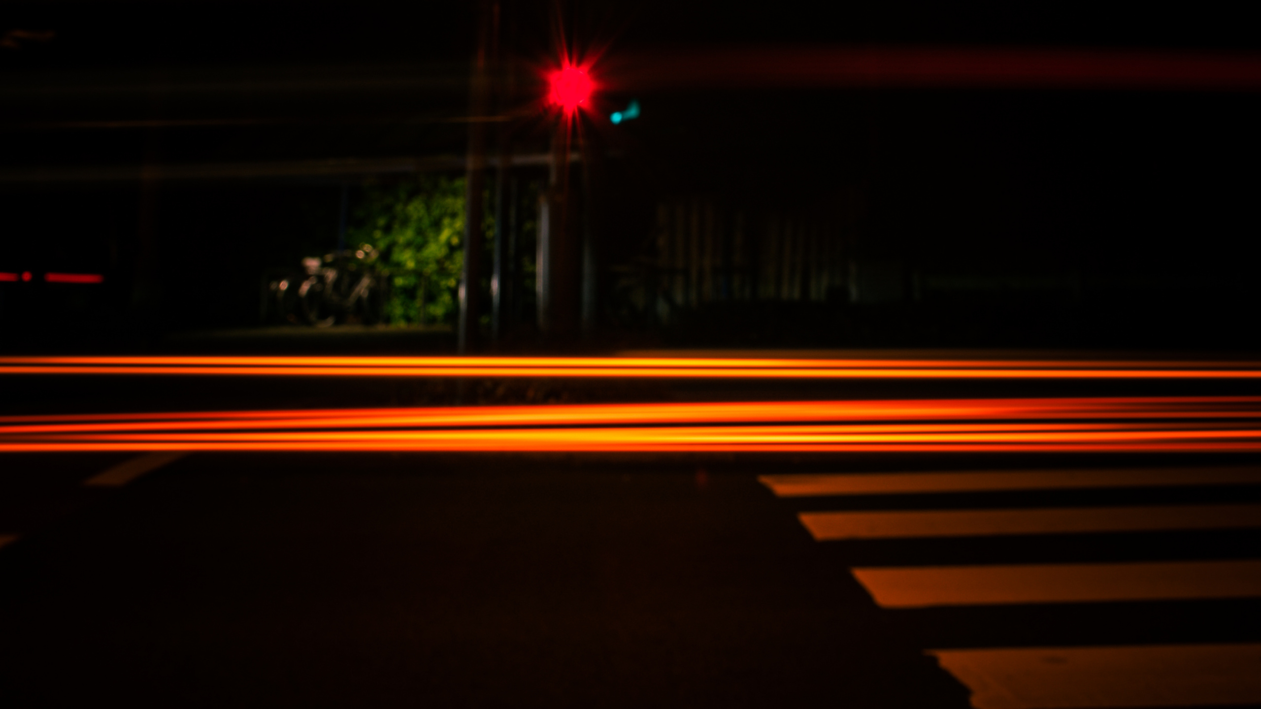Rotes Licht Auf Der Straße Während Der Nacht. Wallpaper in 2560x1440 Resolution