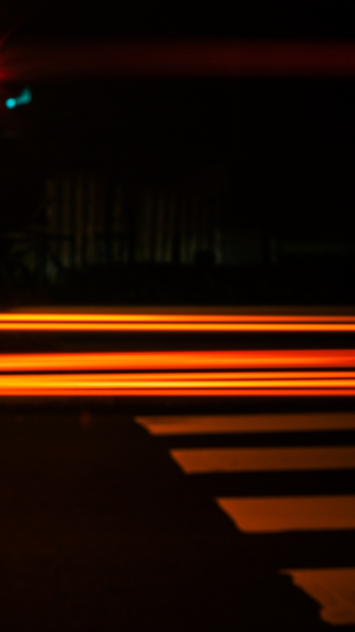 Rotes Licht Auf Der Straße Während Der Nacht. Wallpaper in 720x1280 Resolution