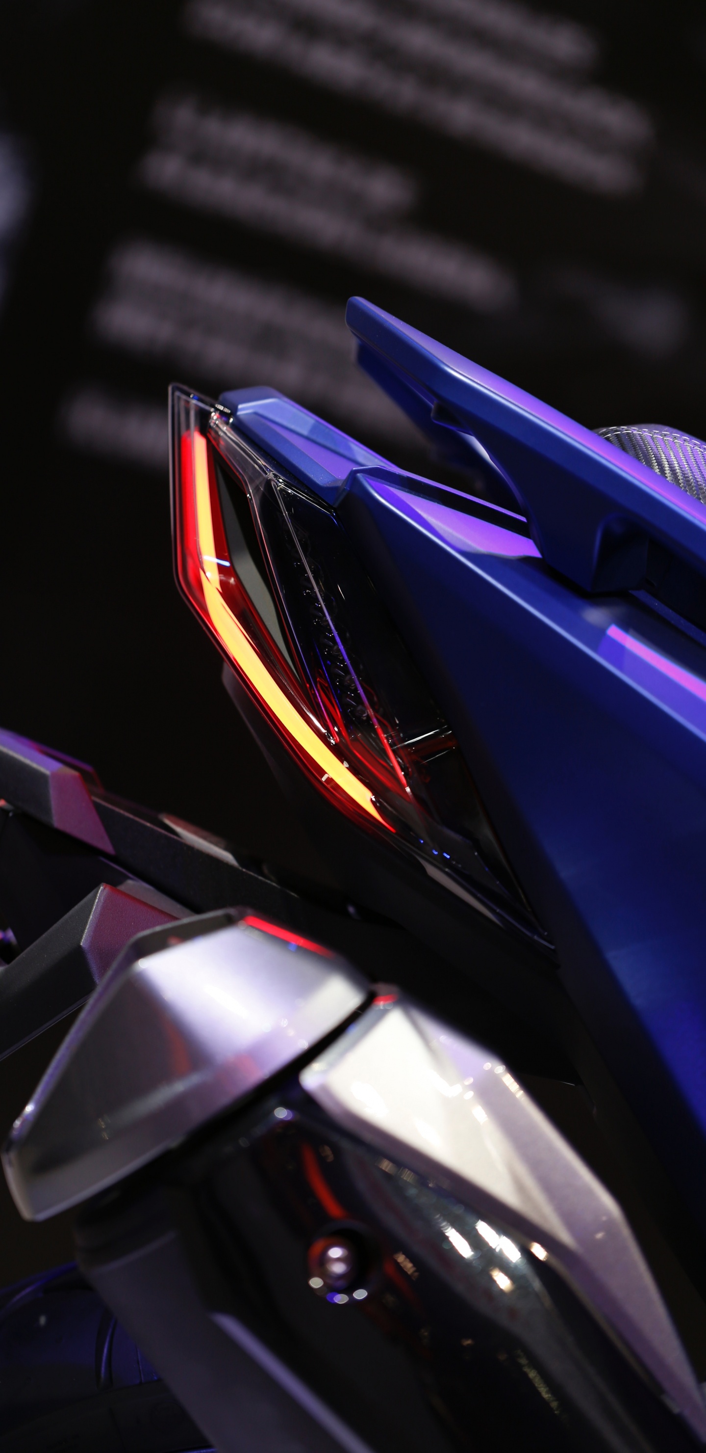 Blaues Rotes Und Schwarzes Auto. Wallpaper in 1440x2960 Resolution