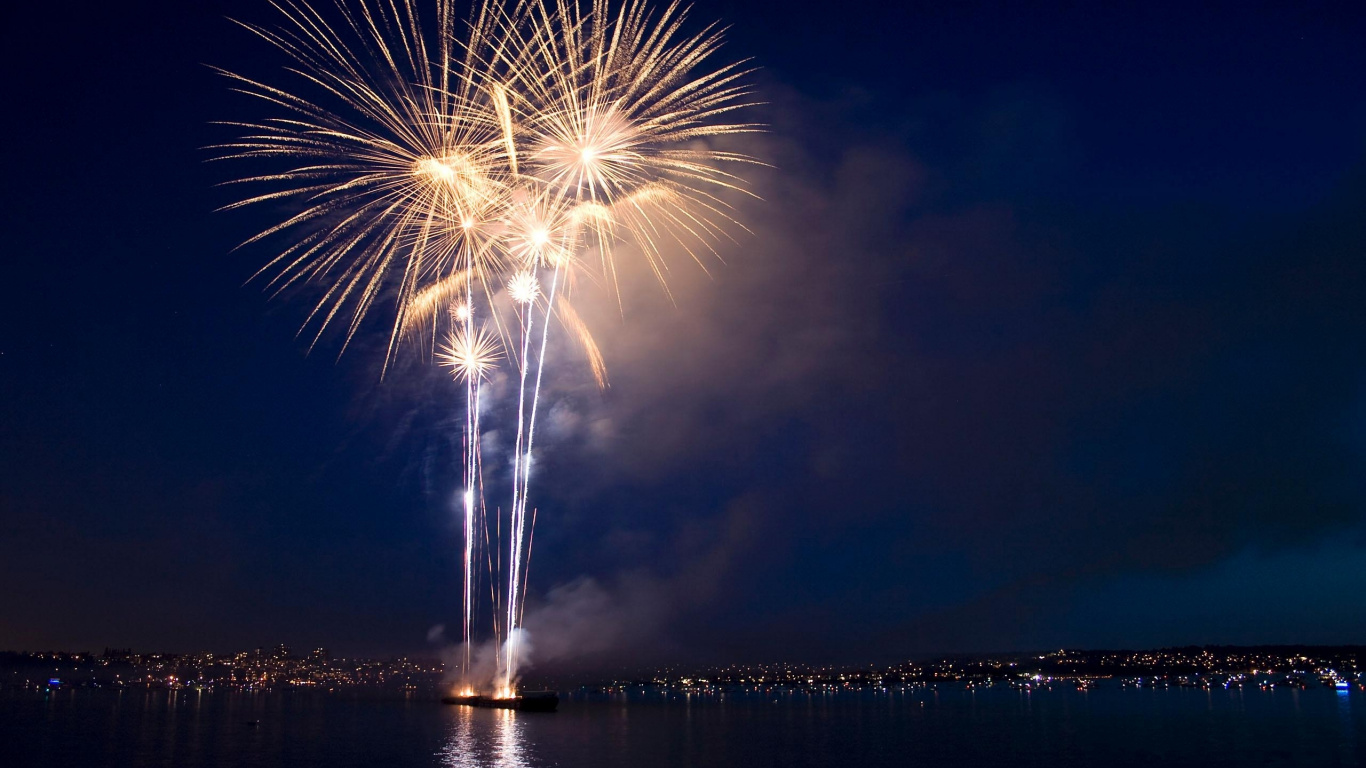 la Víspera de Año Nuevo, Nochevieja, Pirotecnia, Evento, Reflexión. Wallpaper in 1366x768 Resolution