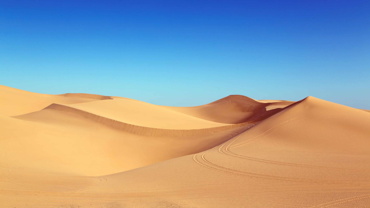 Tagsüber Brauner Sand Unter Blauem Himmel. Wallpaper in 1280x720 Resolution