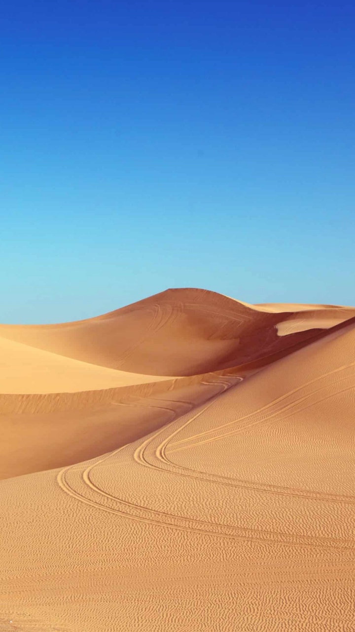 Tagsüber Brauner Sand Unter Blauem Himmel. Wallpaper in 720x1280 Resolution