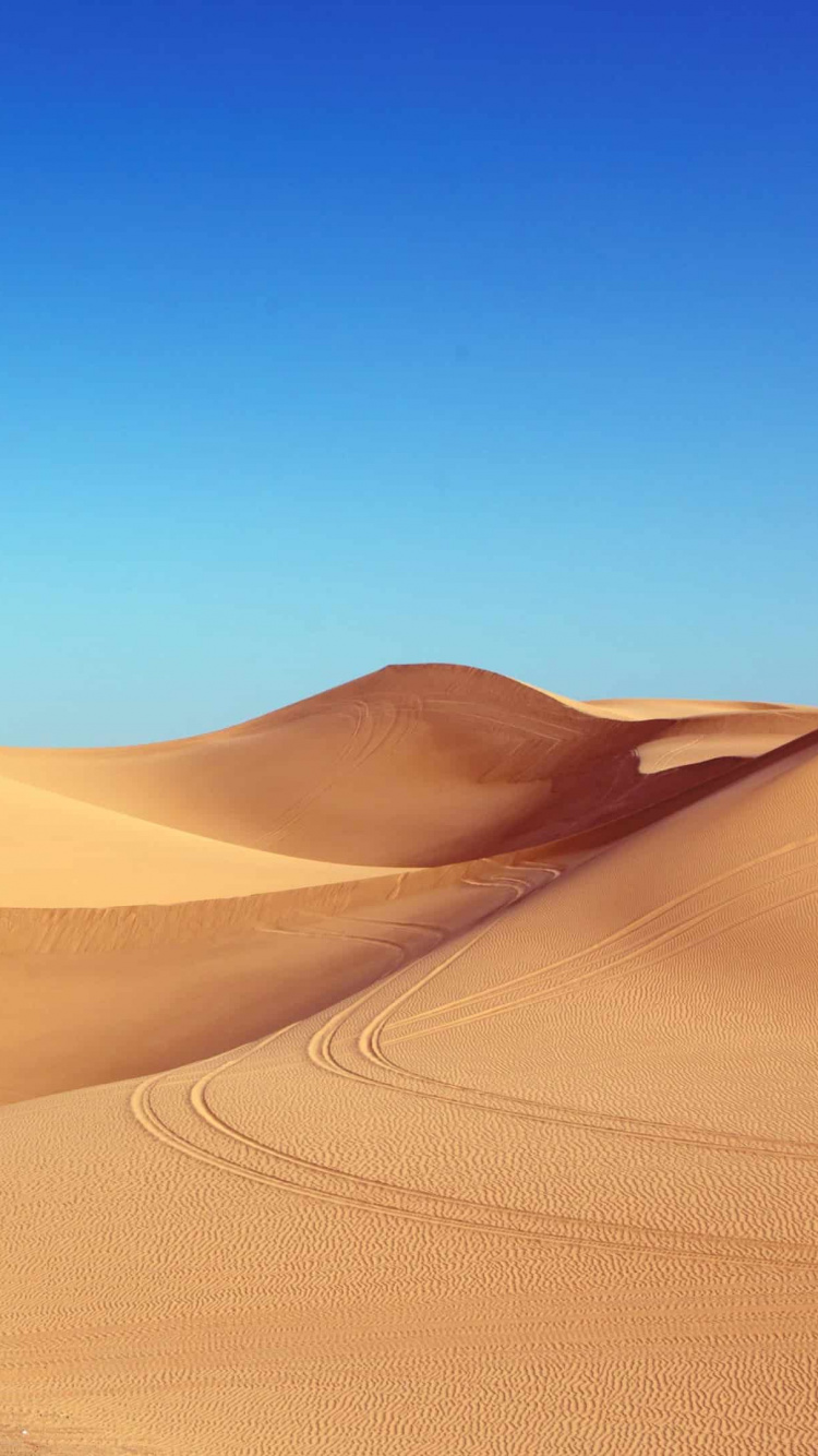 Tagsüber Brauner Sand Unter Blauem Himmel. Wallpaper in 750x1334 Resolution
