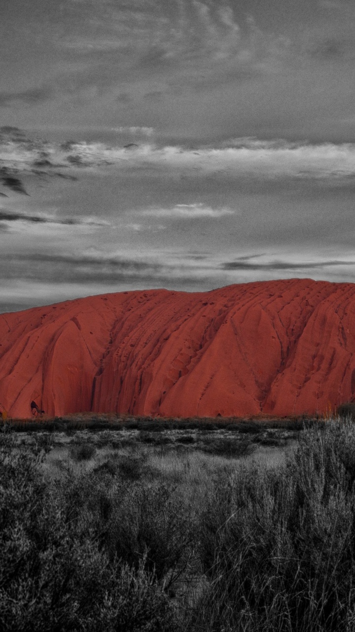 Brauner Berg Unter Bewölktem Himmel Tagsüber. Wallpaper in 720x1280 Resolution