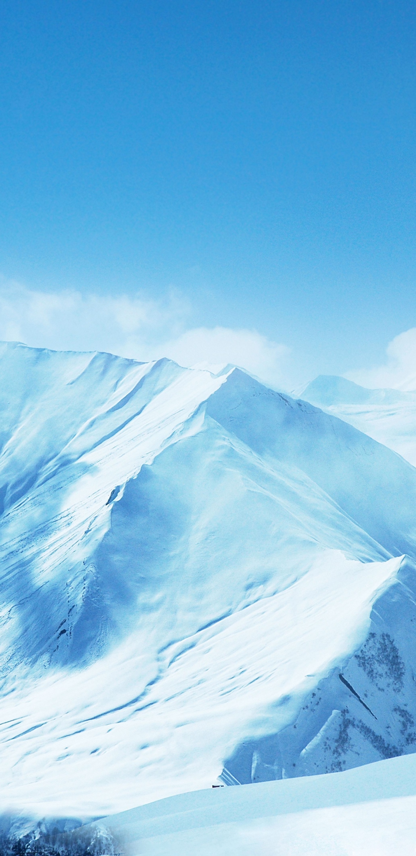 Montagne Couverte de Neige Sous Ciel Bleu. Wallpaper in 1440x2960 Resolution