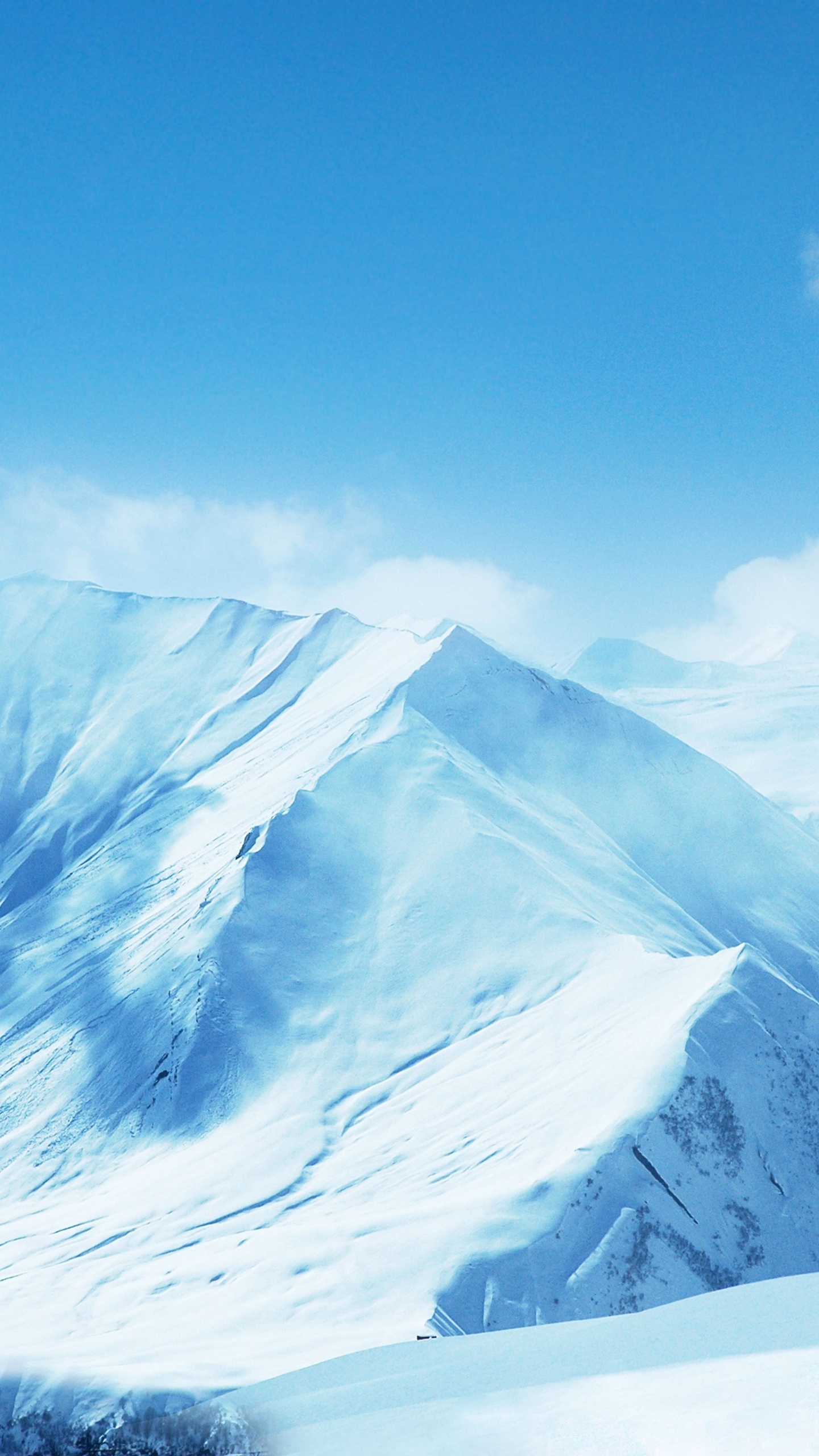 Montaña Cubierta de Nieve Bajo un Cielo Azul. Wallpaper in 1440x2560 Resolution