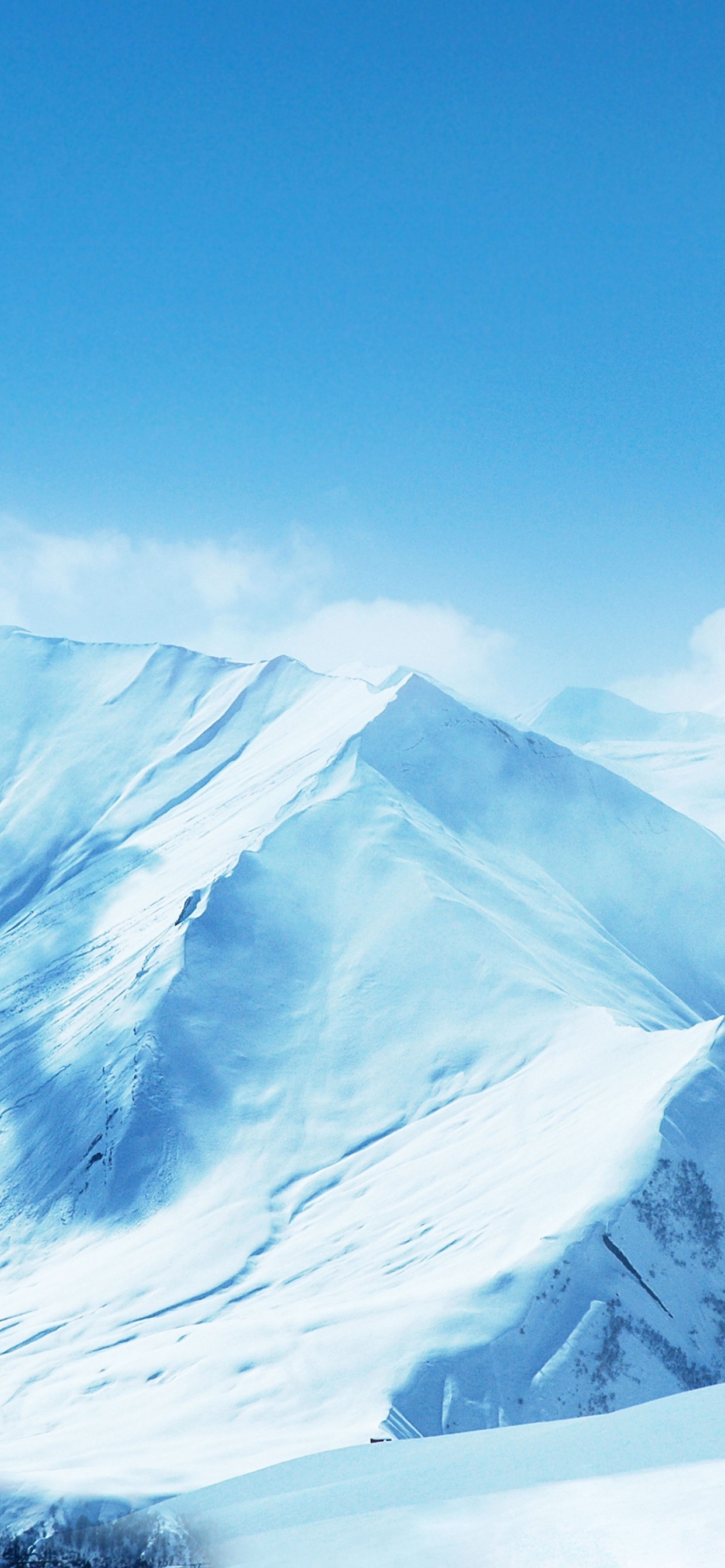 Schneebedeckter Berg Unter Blauem Himmel. Wallpaper in 1242x2688 Resolution