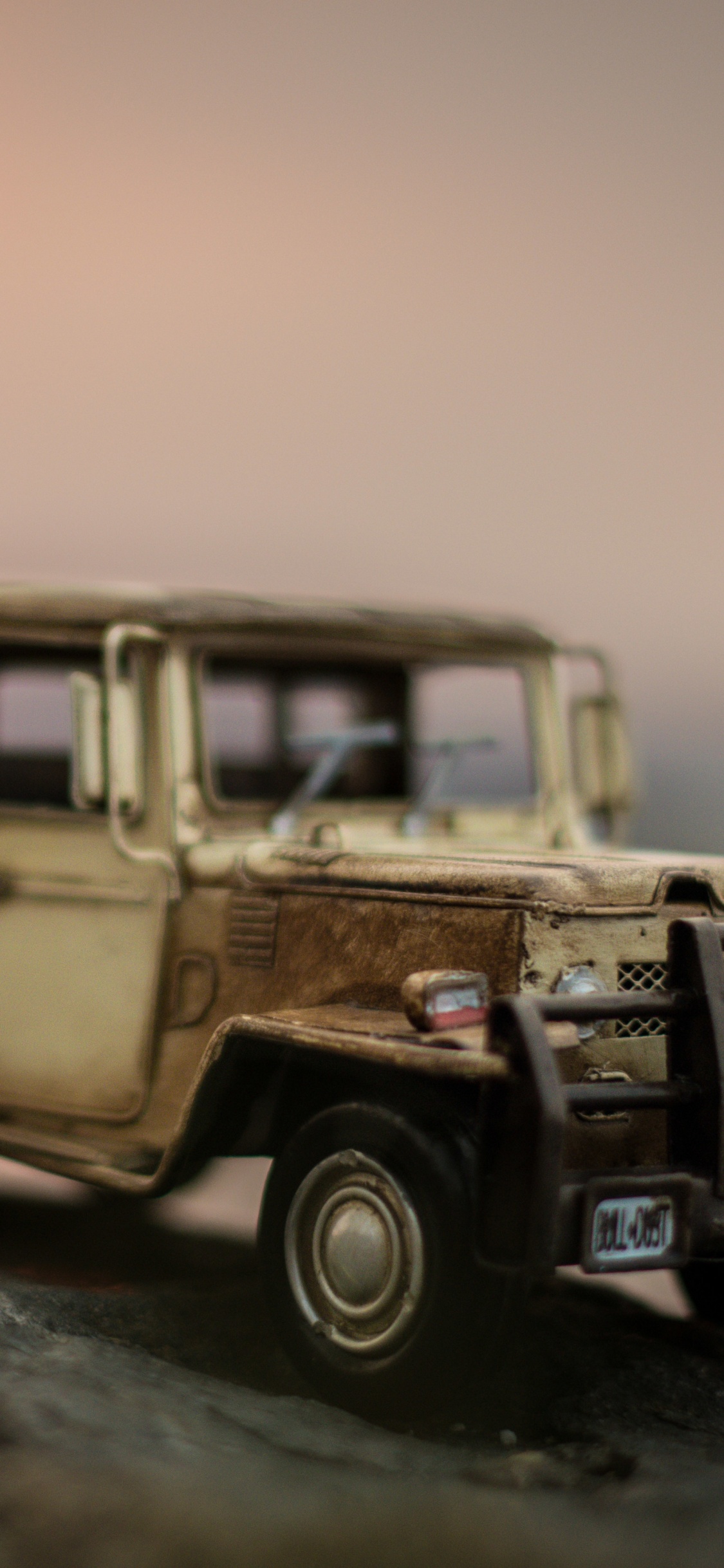 Jeep Wrangler Gris y Negro Sobre Roca Gris. Wallpaper in 1125x2436 Resolution