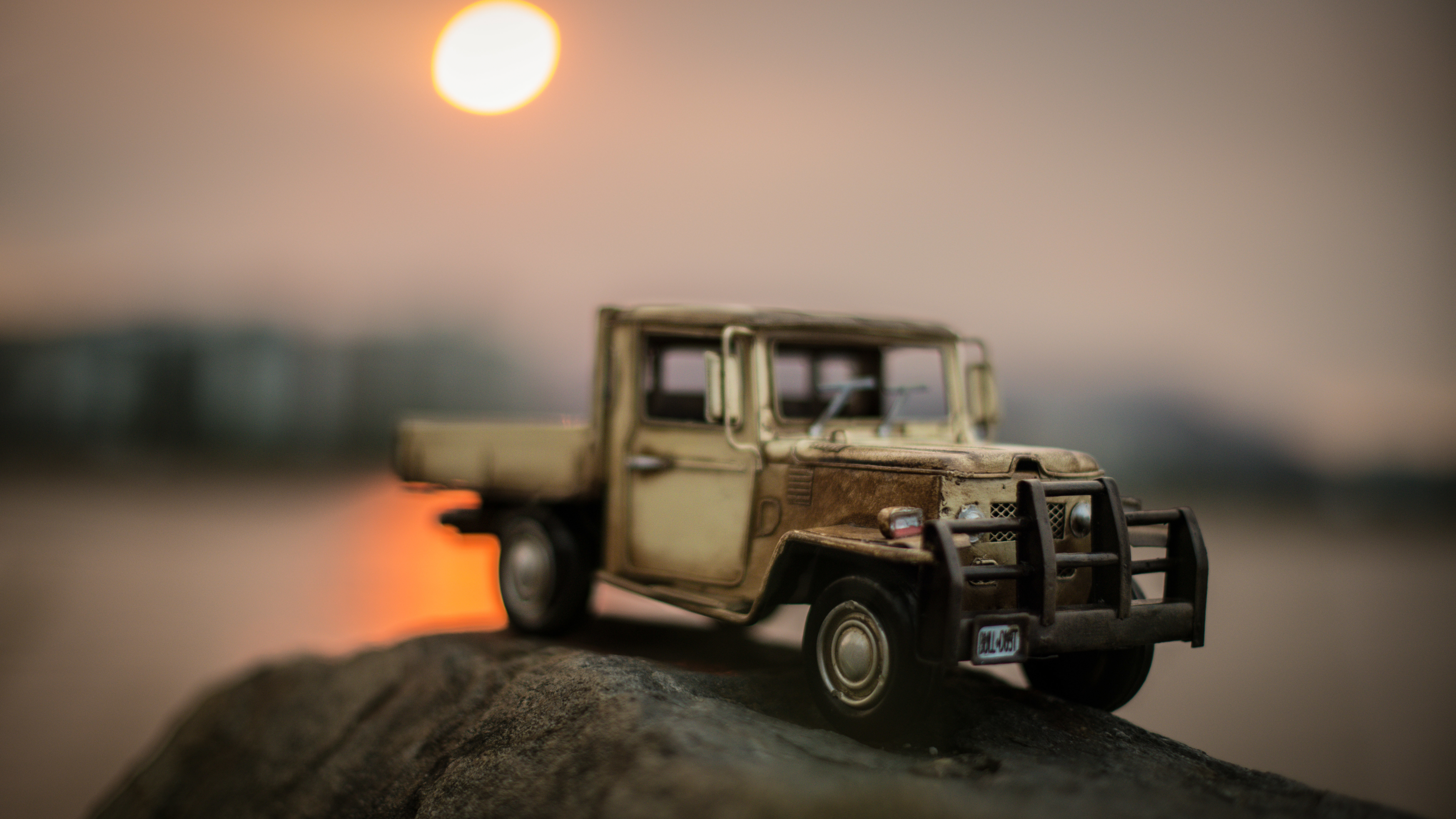 Jeep Wrangler Gris y Negro Sobre Roca Gris. Wallpaper in 7680x4320 Resolution