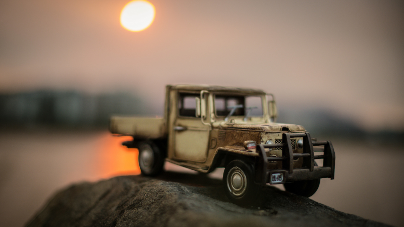 Grauer Und Schwarzer Jeep Wrangler Auf Grauem Felsen. Wallpaper in 1366x768 Resolution