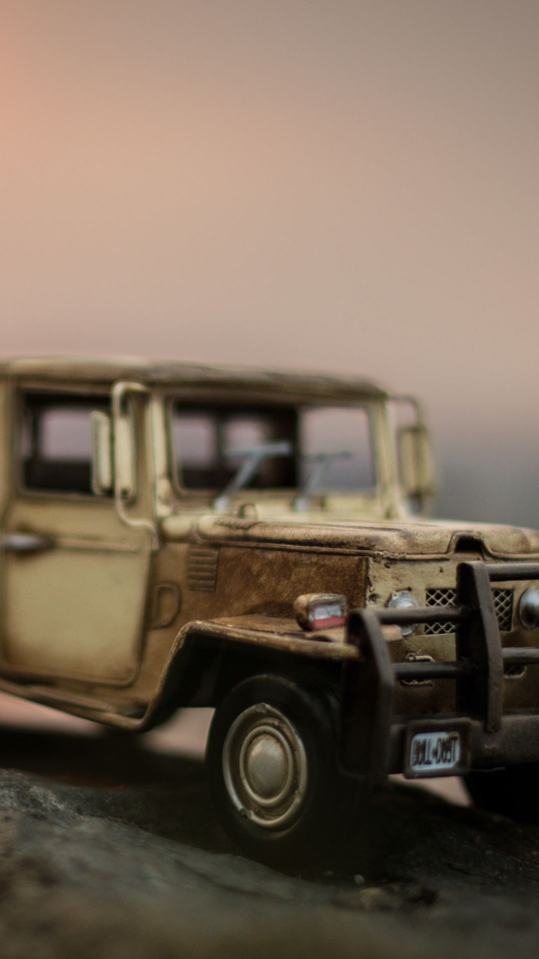 Jeep Wrangler Gris et Noir Sur la Roche Grise. Wallpaper in 1080x1920 Resolution