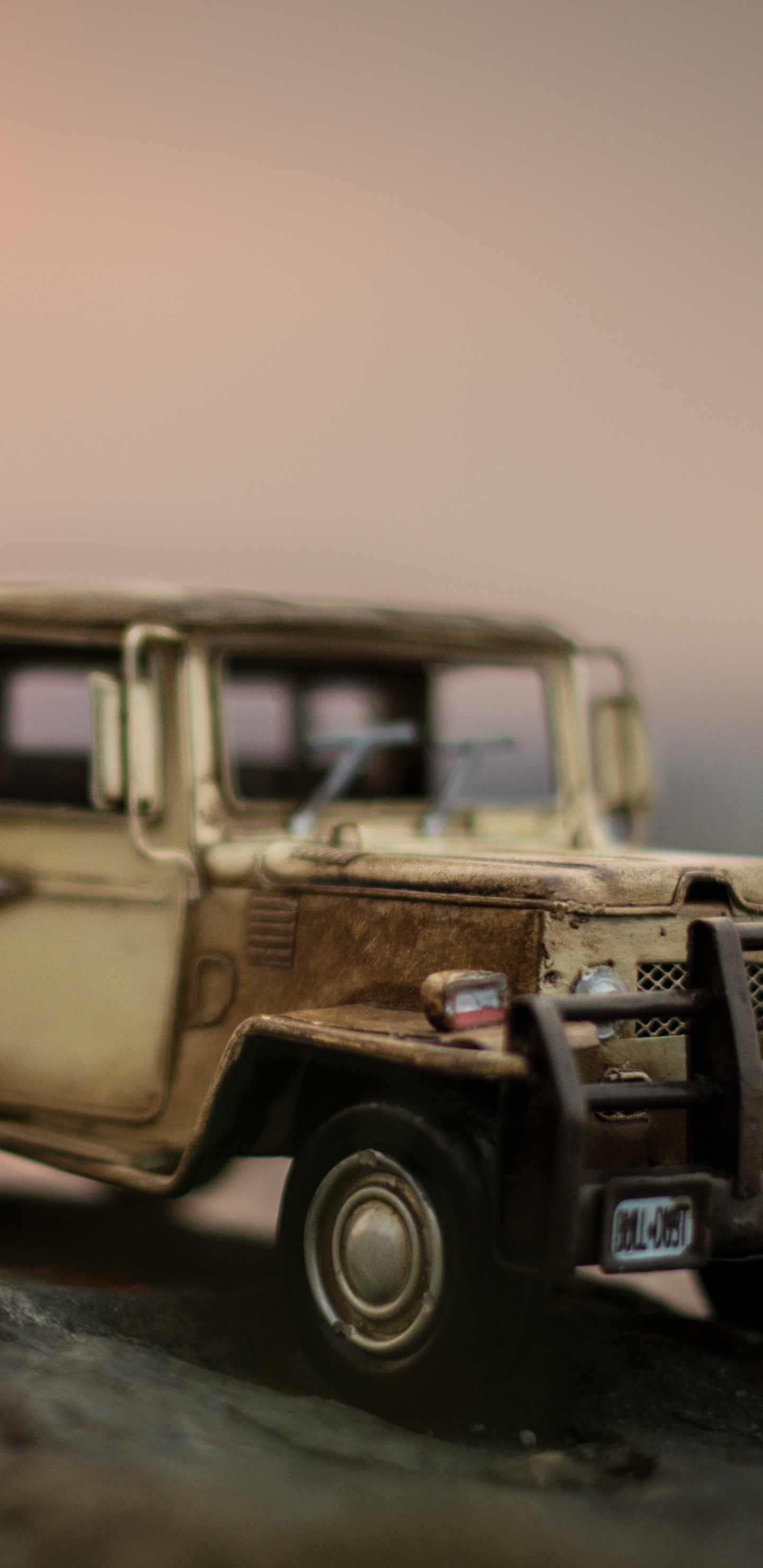 Jeep Wrangler Gris et Noir Sur la Roche Grise. Wallpaper in 1440x2960 Resolution