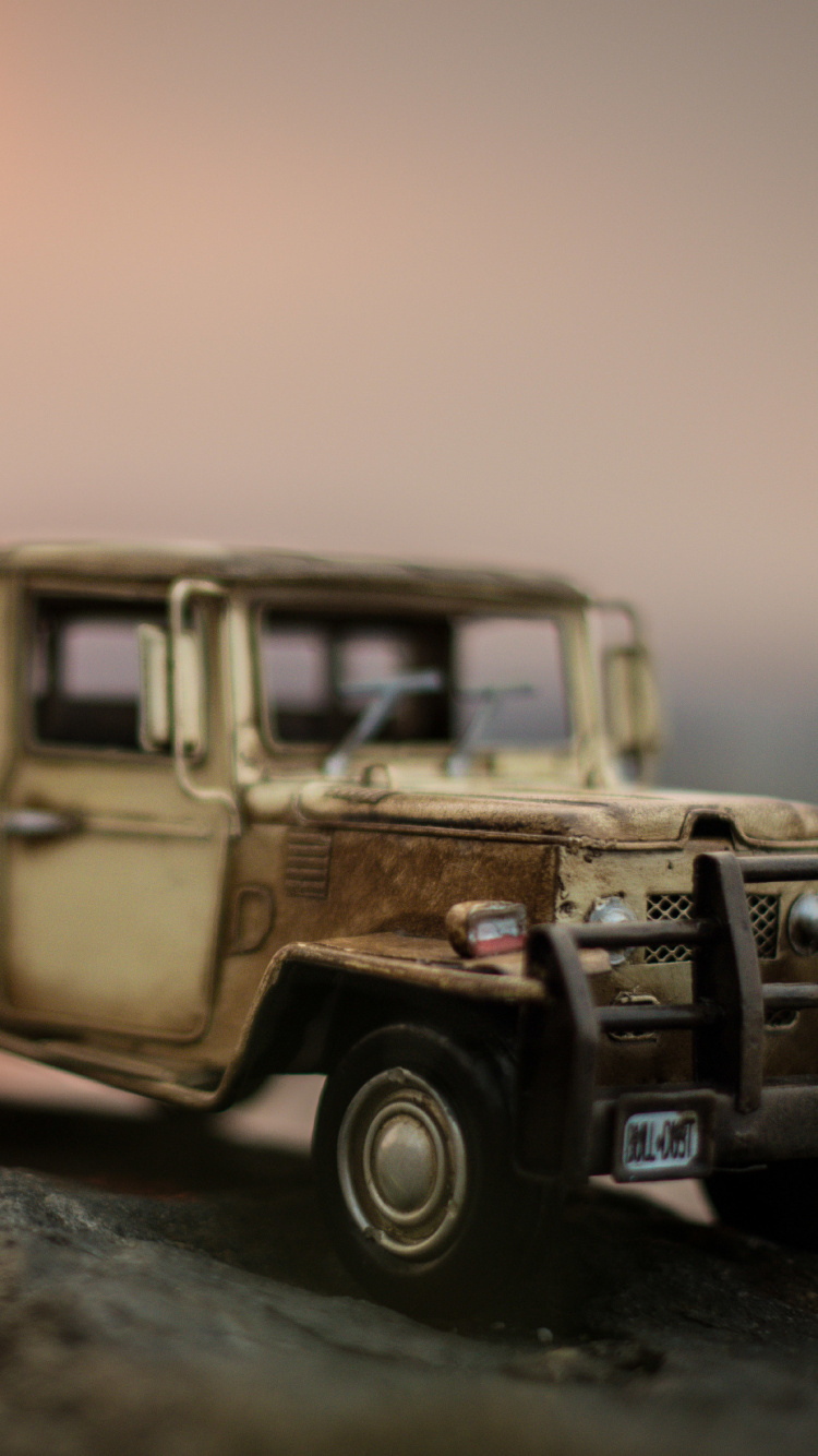 Jeep Wrangler Gris et Noir Sur la Roche Grise. Wallpaper in 750x1334 Resolution