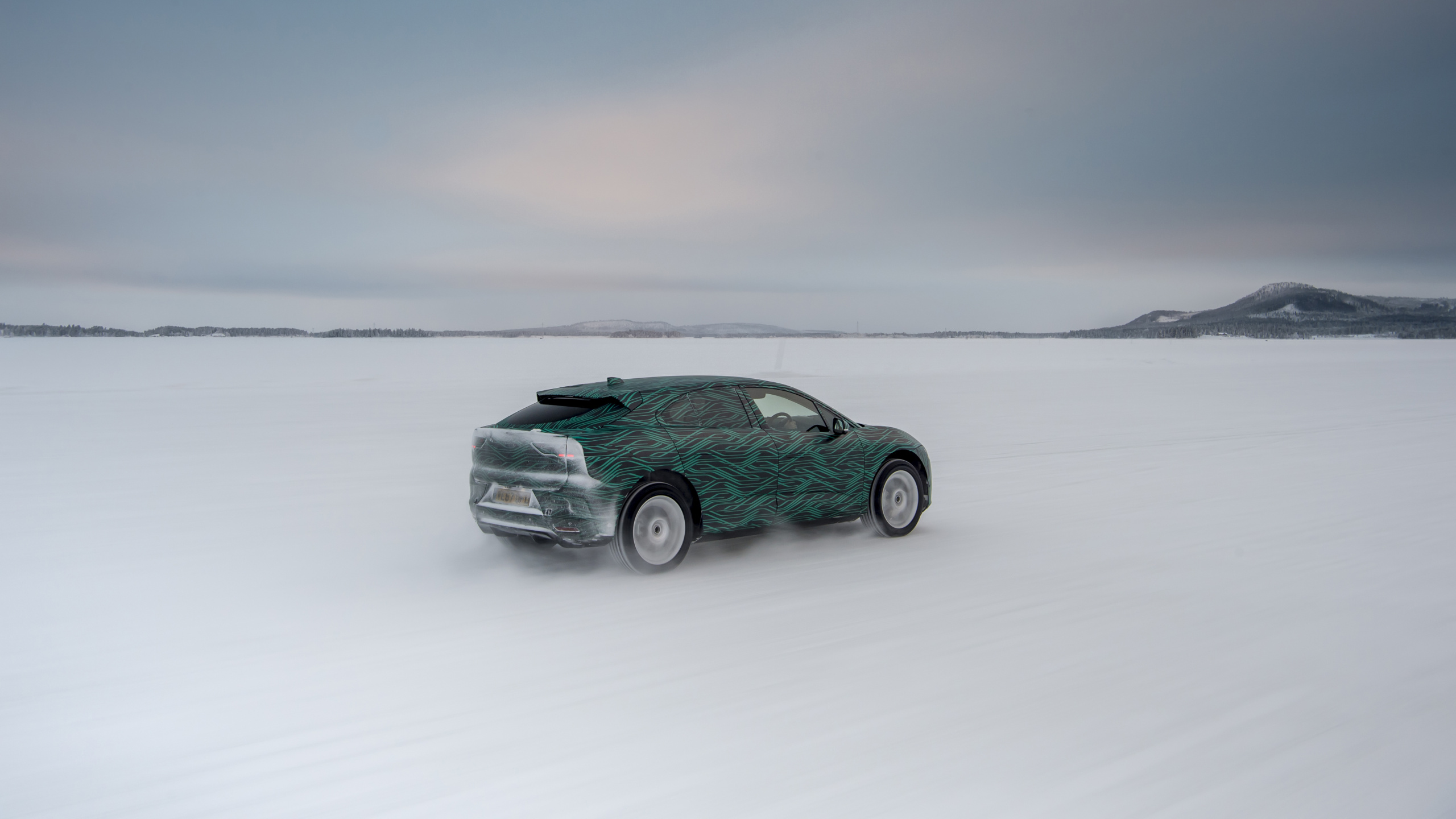 Coche Verde en Campo Cubierto de Nieve. Wallpaper in 2560x1440 Resolution