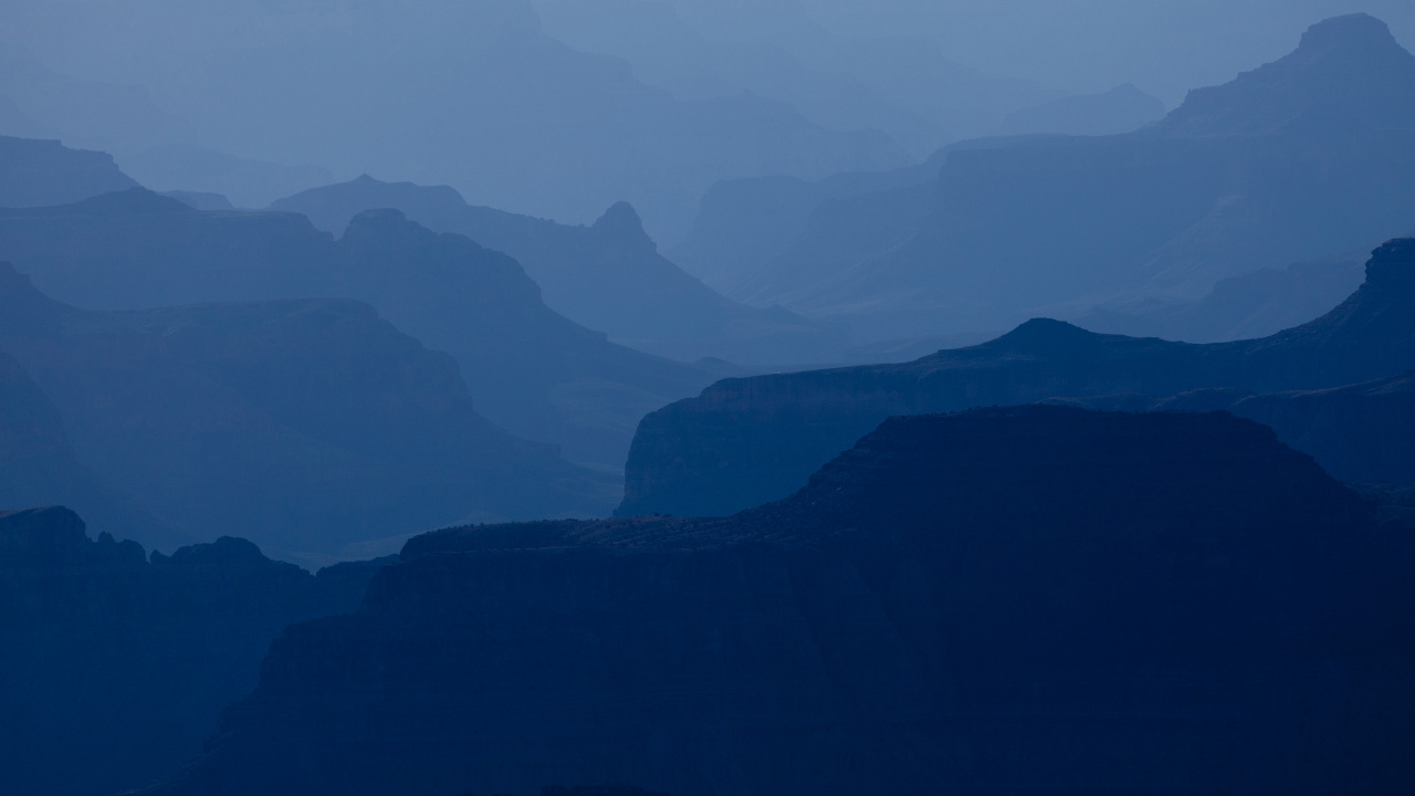Montañas Negras Bajo el Cielo Blanco Durante el Día. Wallpaper in 1280x720 Resolution