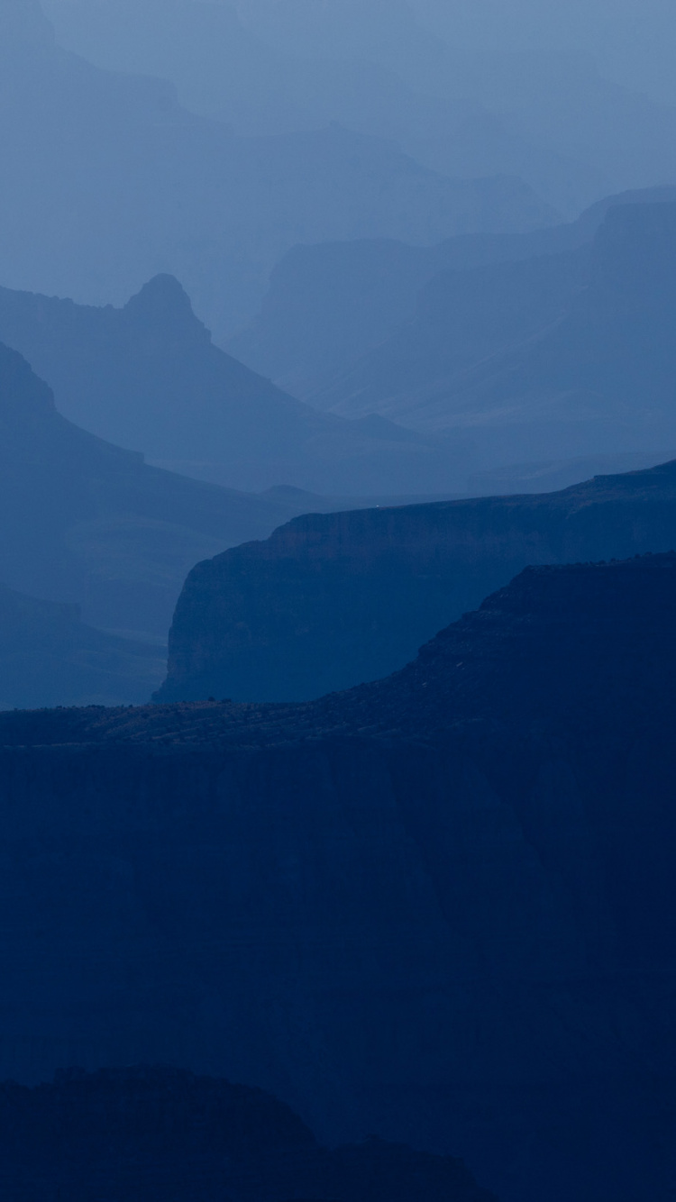 Montañas Negras Bajo el Cielo Blanco Durante el Día. Wallpaper in 750x1334 Resolution