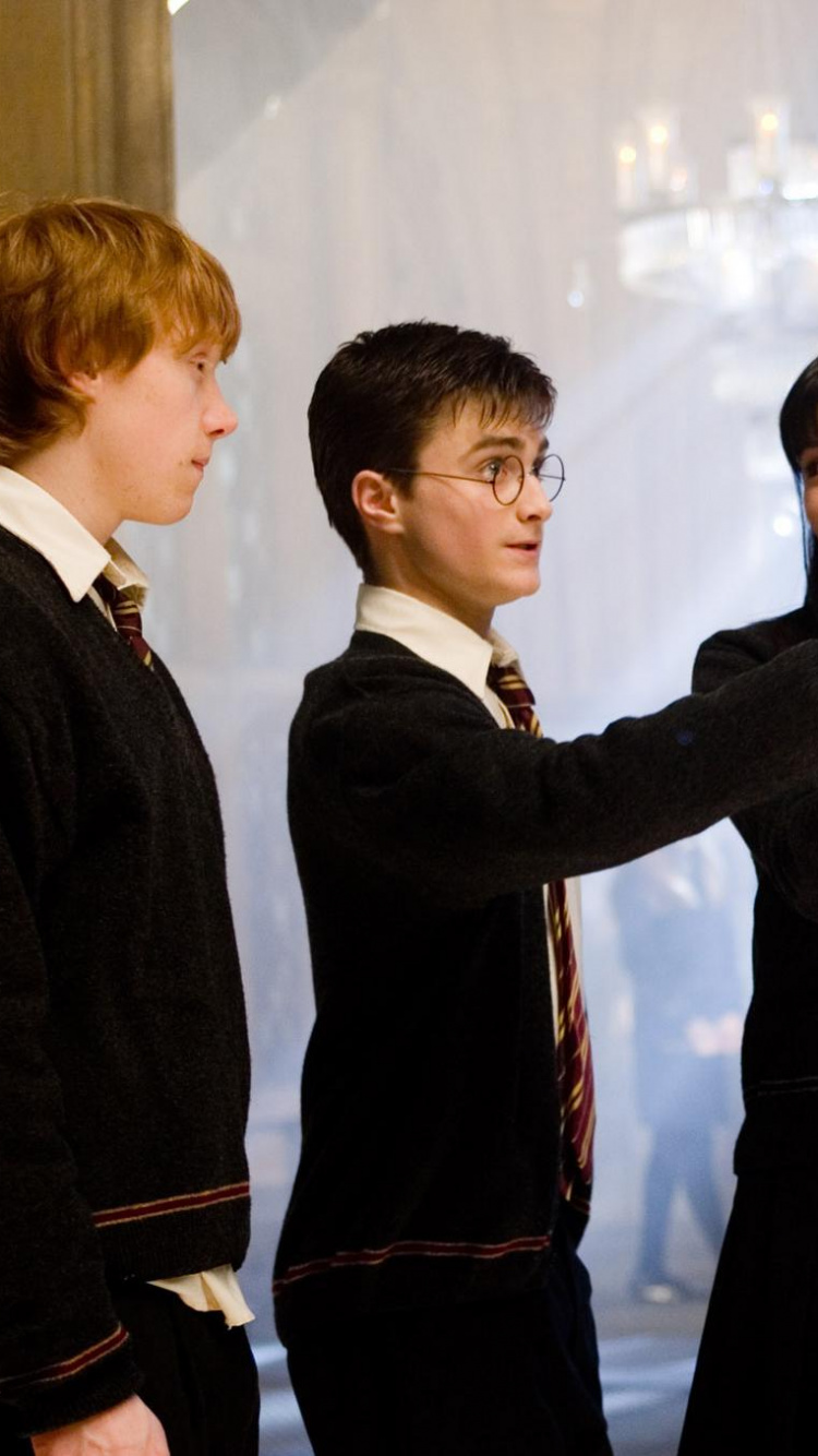 Mann im Schwarzen Langarmhemd Mit Stock. Wallpaper in 750x1334 Resolution