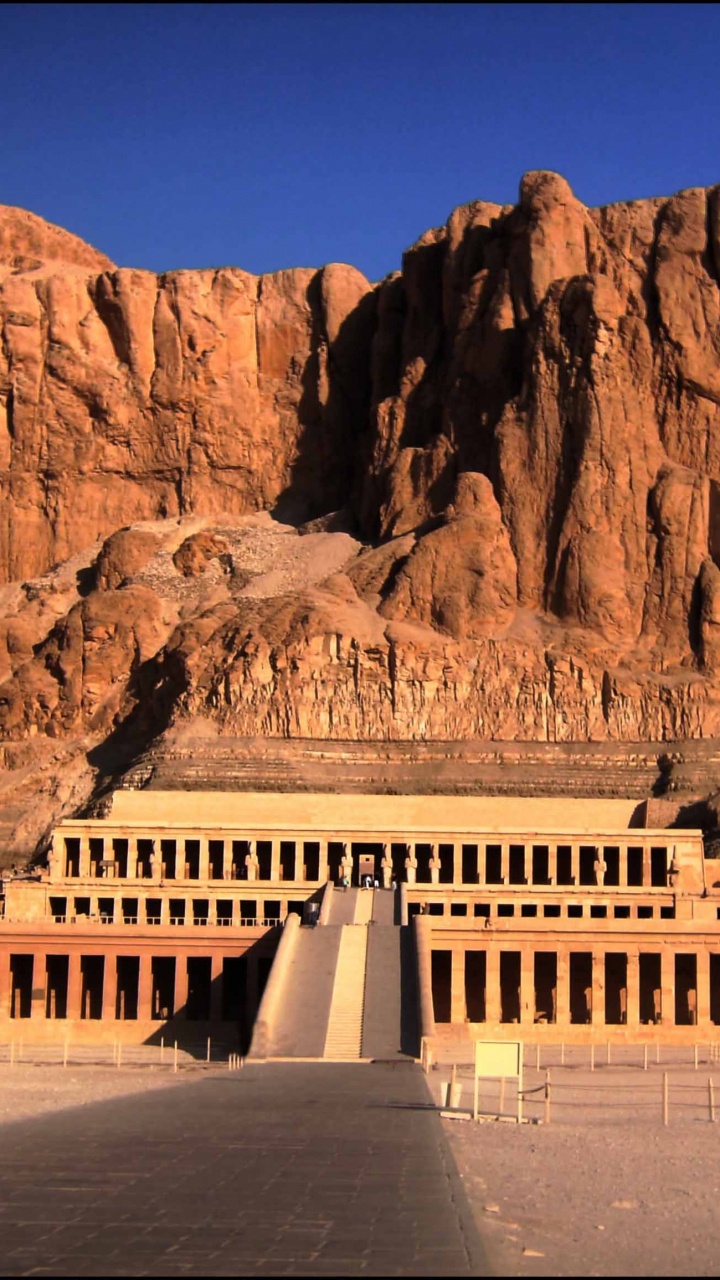 Bâtiment en Béton Blanc Près de la Montagne Rocheuse Brune Pendant la Journée. Wallpaper in 720x1280 Resolution