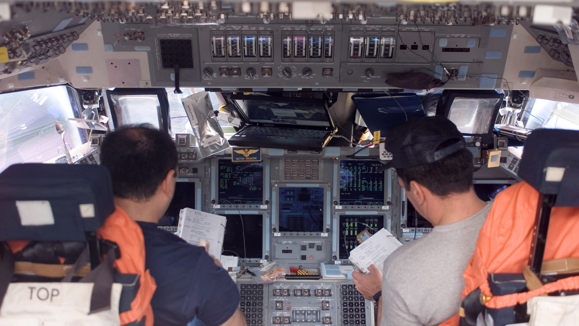 Mann im Grau-orangefarbenen Hemd Sitzt Vor Dem Computer. Wallpaper in 1920x1080 Resolution