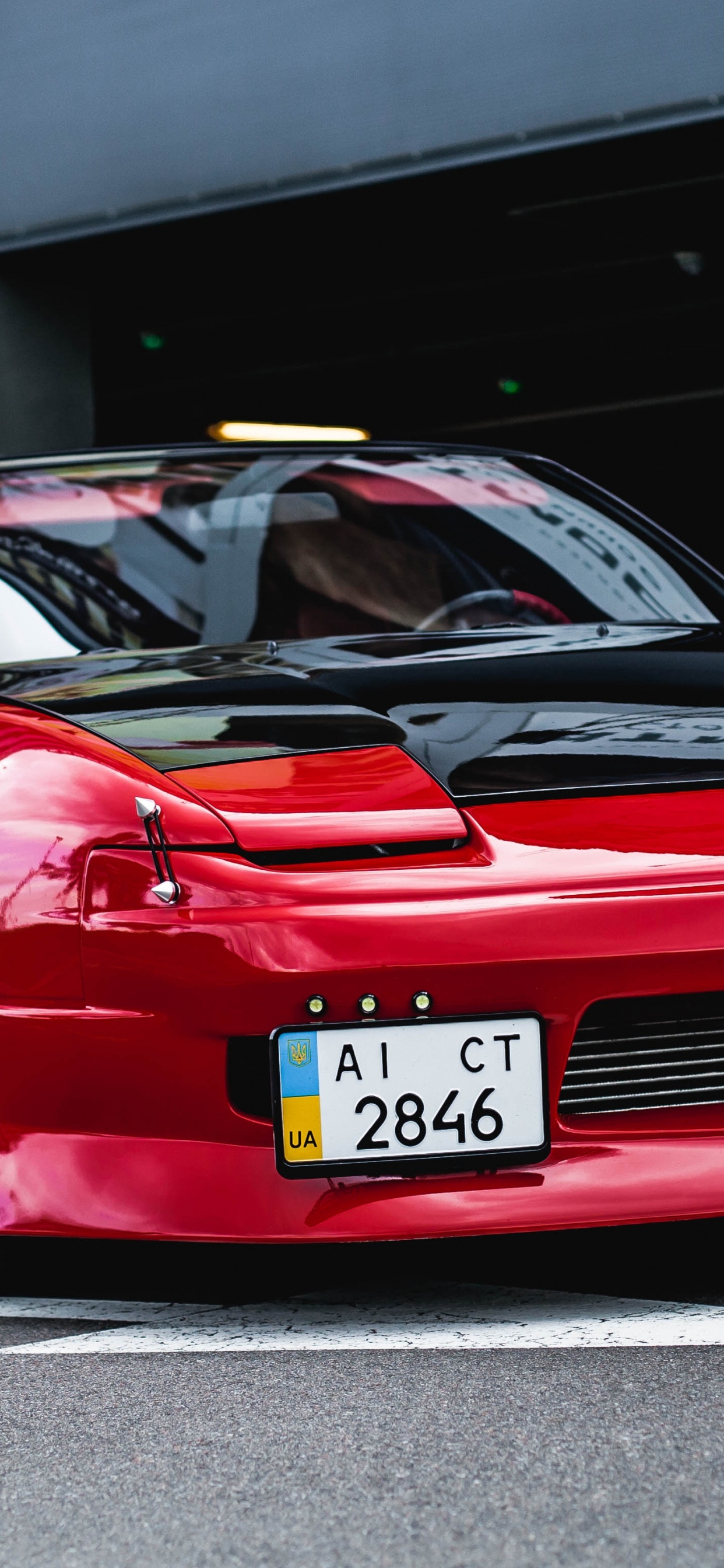 Porsche 911 Rojo Estacionado en el Estacionamiento. Wallpaper in 1242x2688 Resolution