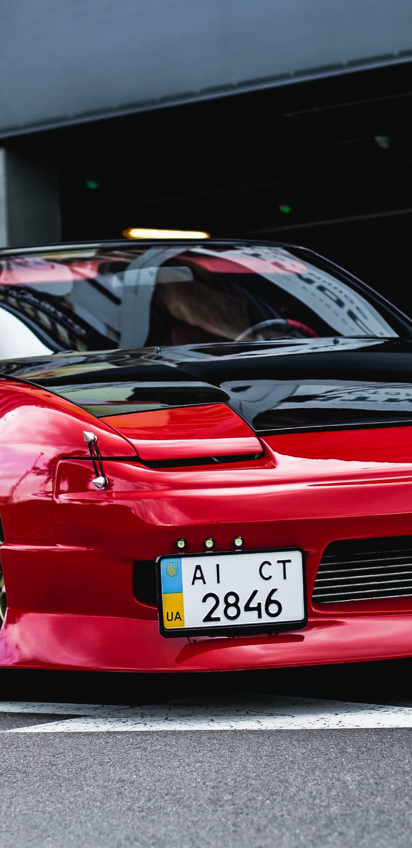 Porsche 911 Rouge Garée Sur Parking. Wallpaper in 1440x2960 Resolution
