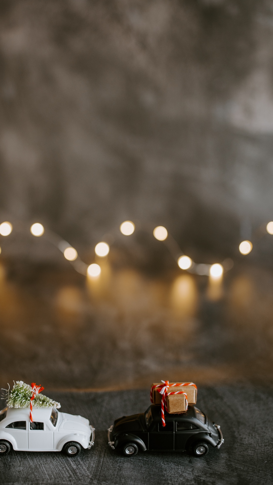 Caja de Regalo Roja y Blanca Sobre Mesa de Madera Marrón. Wallpaper in 1080x1920 Resolution