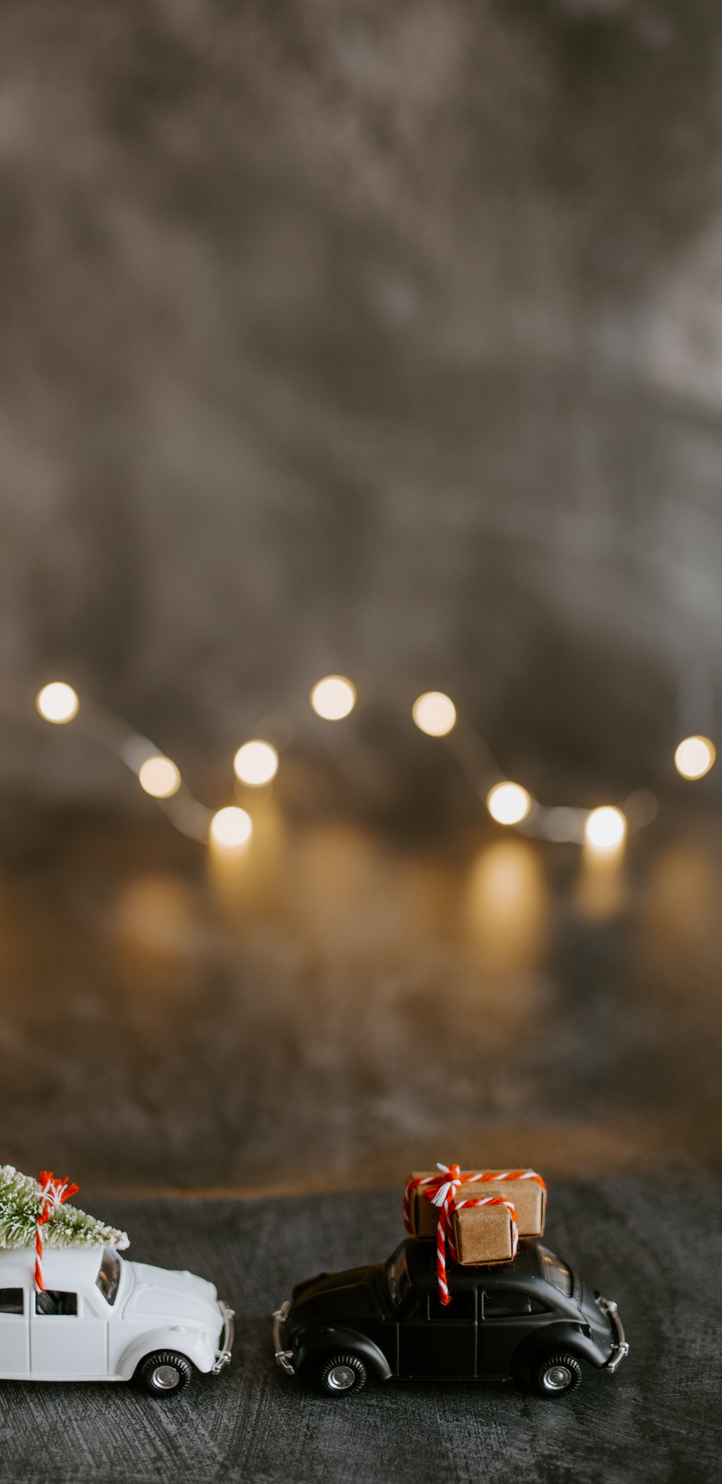 Rot-weiße Geschenkbox Auf Braunem Holztisch. Wallpaper in 1440x2960 Resolution