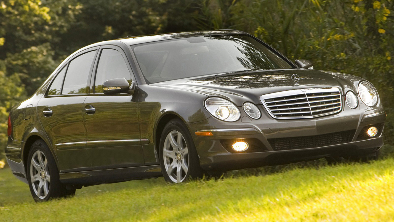 Mercedes Benz Sedán Negro Sobre Campo de Hierba Verde Durante el Día. Wallpaper in 1280x720 Resolution