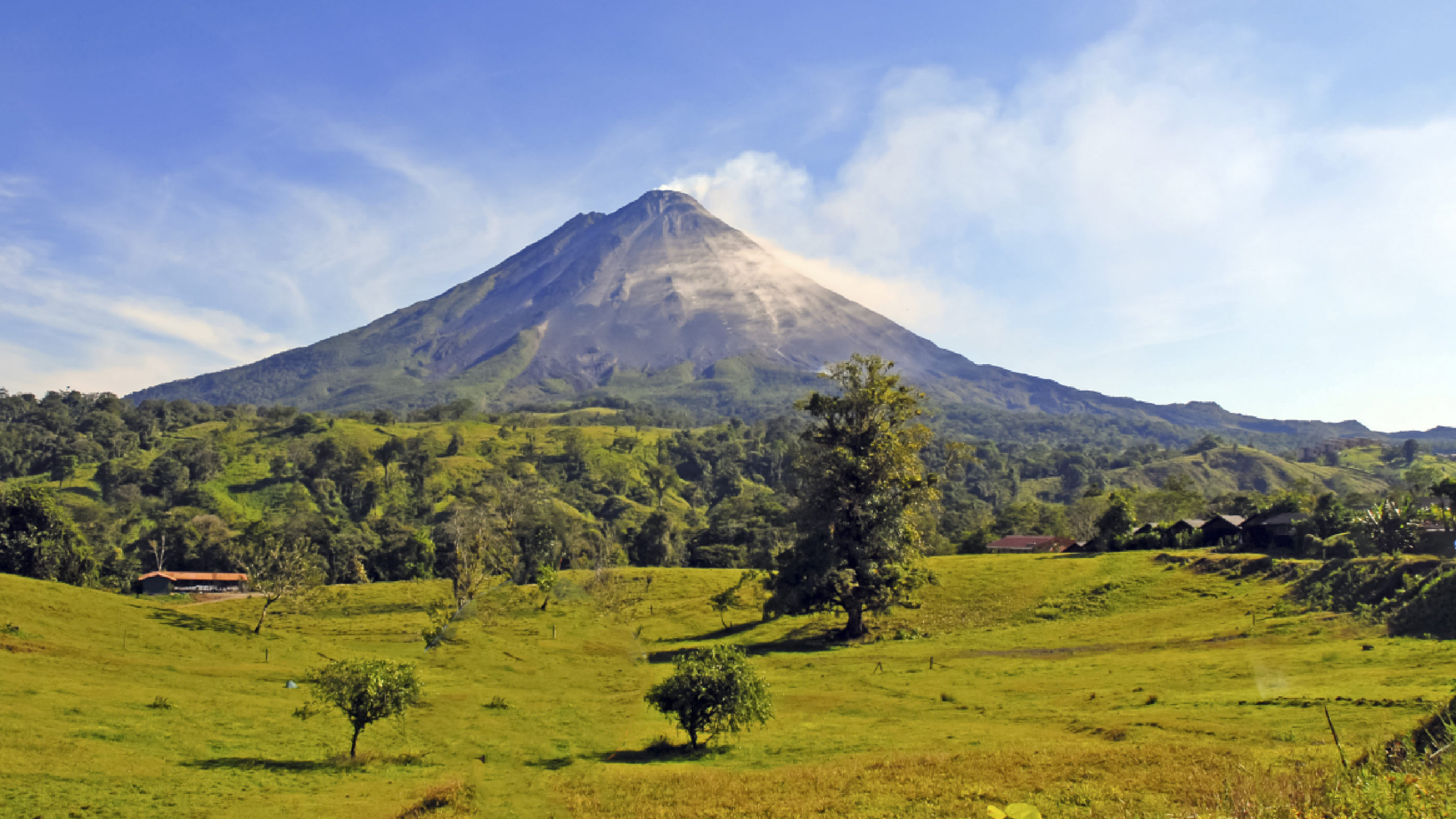 Grüne Wiese in Der Nähe Des Berges Unter Weißen Wolken Tagsüber Clouds. Wallpaper in 2560x1440 Resolution