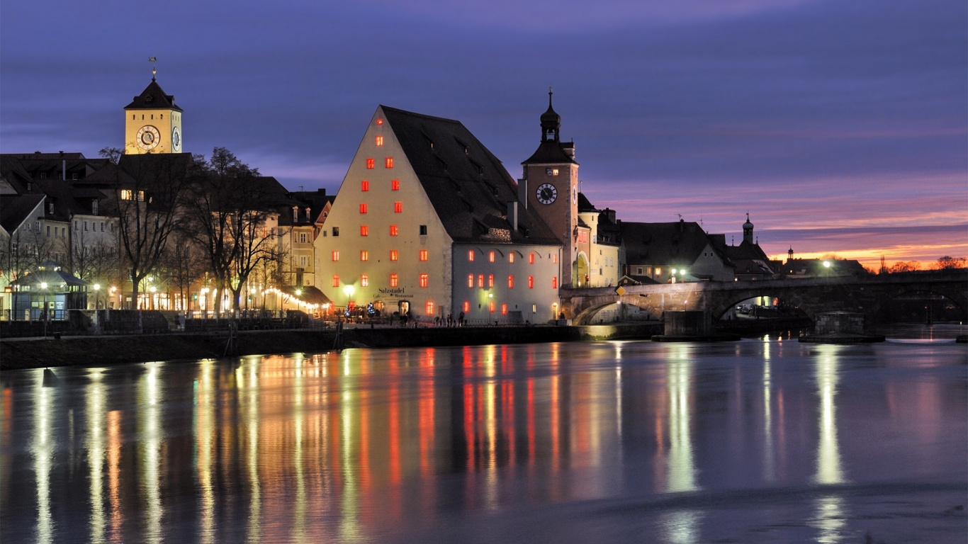 Brown and White Concrete Building Near Body of Water During Night Time. Wallpaper in 1366x768 Resolution