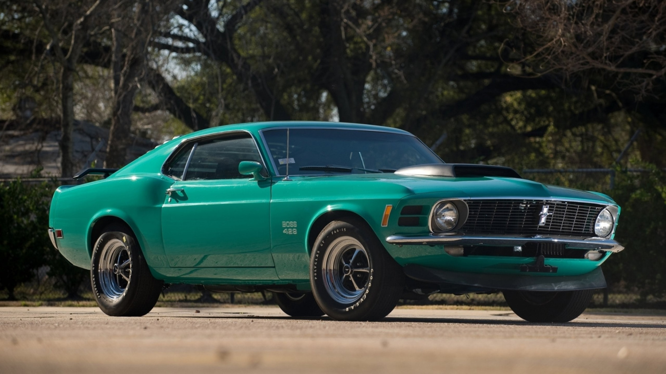 Green Chevrolet Camaro on Road During Daytime. Wallpaper in 1366x768 Resolution