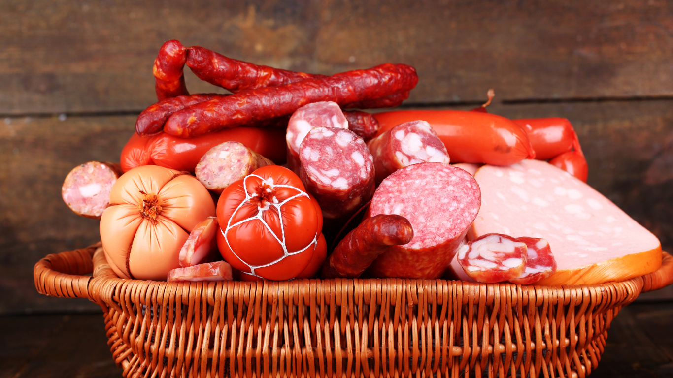 Rote Chili Auf Braunem Flechtkorb. Wallpaper in 1366x768 Resolution