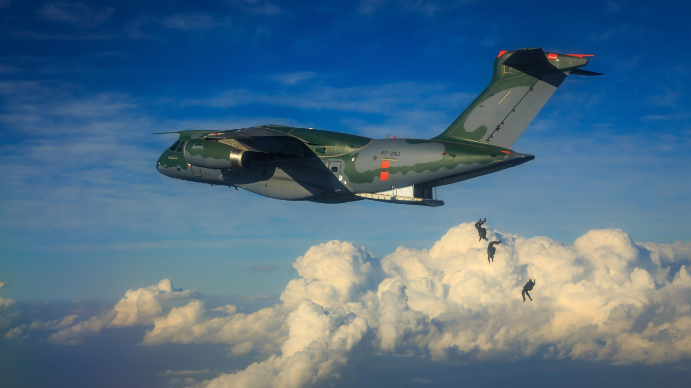 Schwarzes Düsenflugzeug, Das Tagsüber in Den Himmel Fliegt. Wallpaper in 1366x768 Resolution