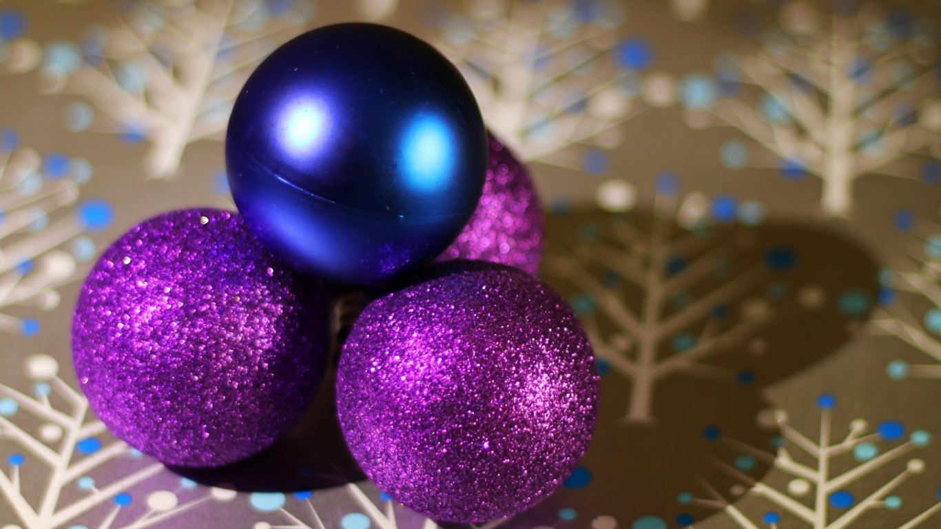 Neujahr, Weihnachten, Christmas Ornament, Purpur, Veilchen. Wallpaper in 1366x768 Resolution