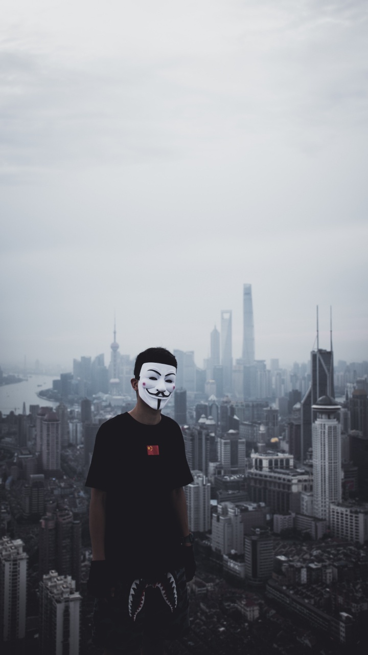 Mann im Schwarzen T-Shirt Mit Rundhalsausschnitt, Der Tagsüber Auf Dem Gebäude Steht. Wallpaper in 720x1280 Resolution