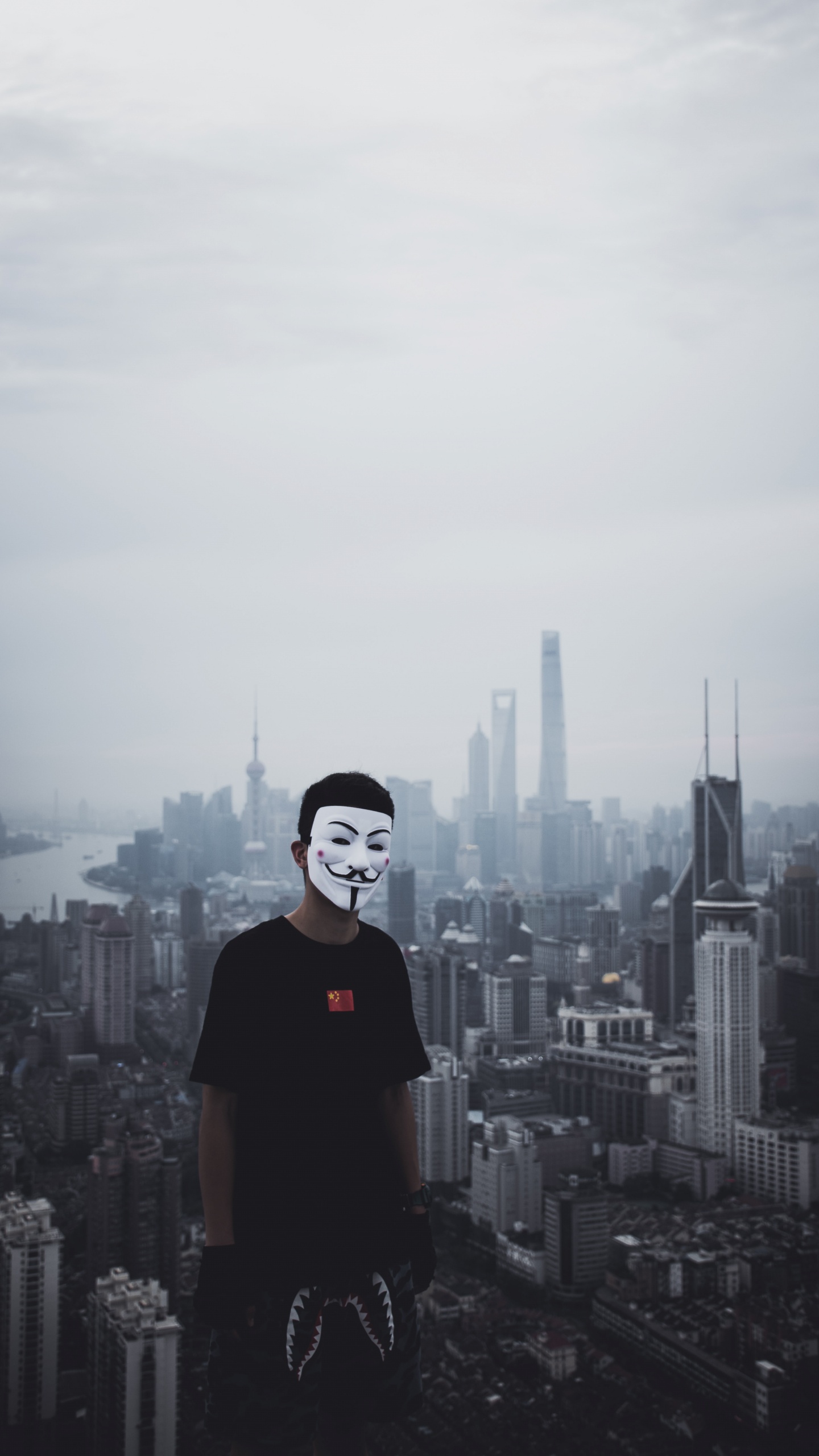 Man in Black Crew Neck T-shirt Standing on Top of Building During Daytime. Wallpaper in 1440x2560 Resolution